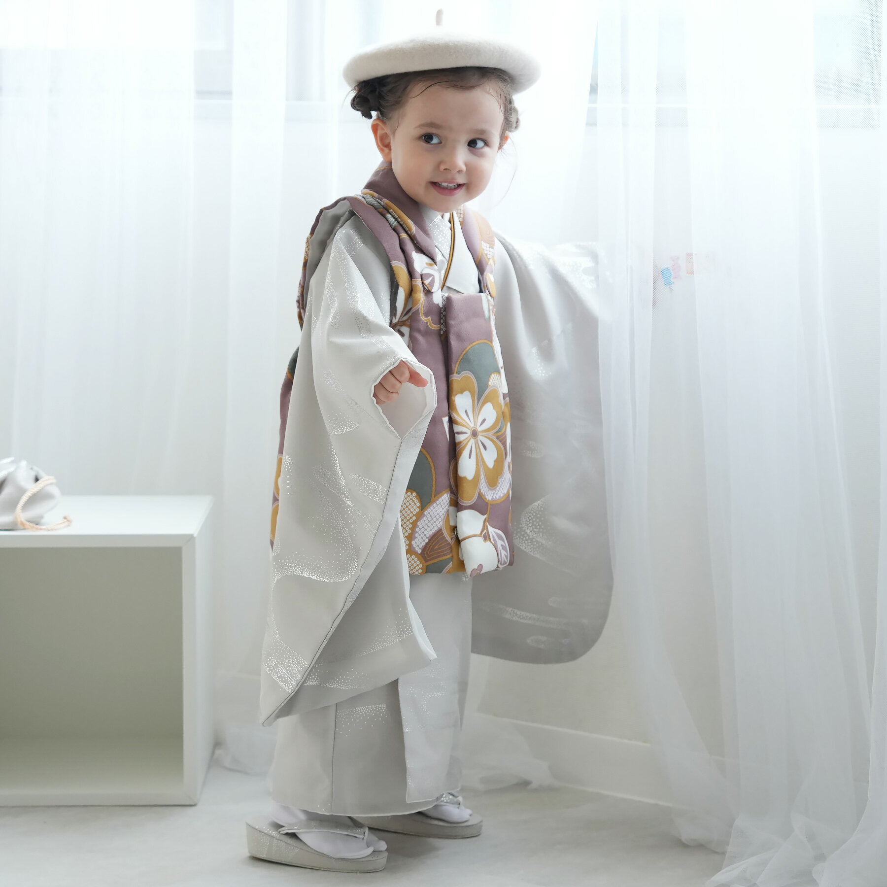 【レンタル】 往復送料無料 七五三セット ひよこ商店 88-105cm前後 七五三 3歳 女の子 着物 フルセット 花 被布セット グレー系 子供 三歳 被布コ...