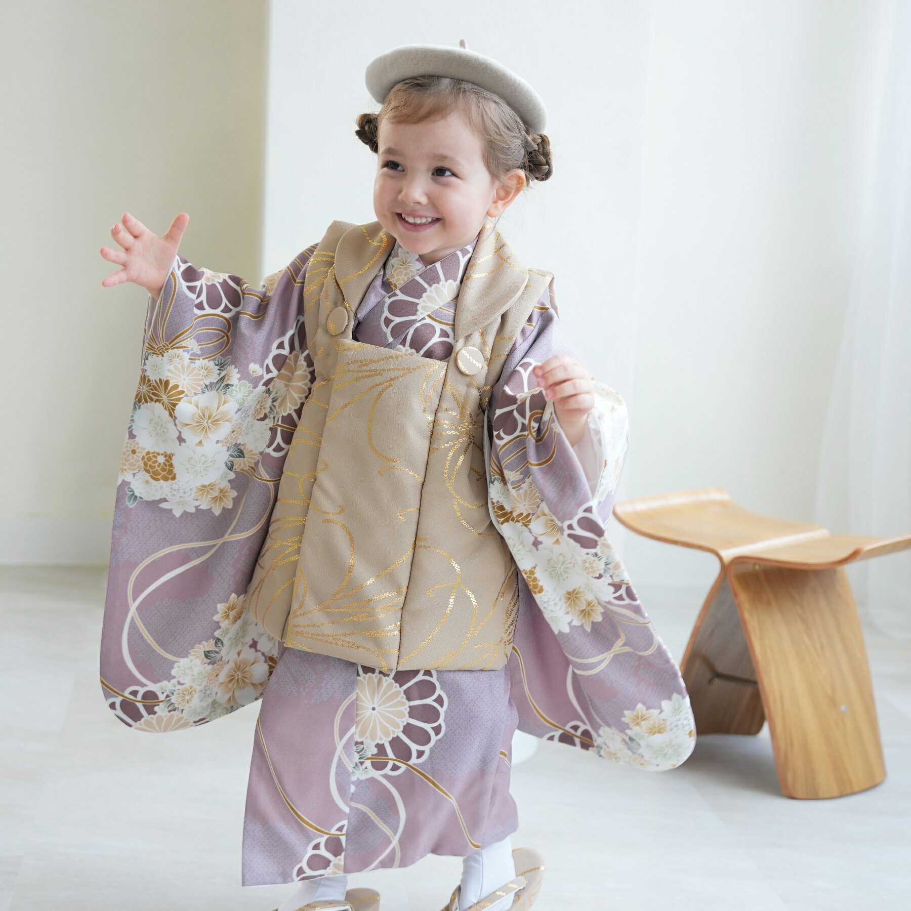 ※10月末〜11月下旬まで先約あり【レンタル】 往復送料無料 七五三セット ひよこ商店 88-105cm前後 七五三 3歳 女の子 着物 フルセット 花 被布セット 紫系 被布コート 菊 疋田柄 くすだま 金 ゴールド ニュアンスカラー 七五三参り 家族写真 記念撮影 スタジオ
