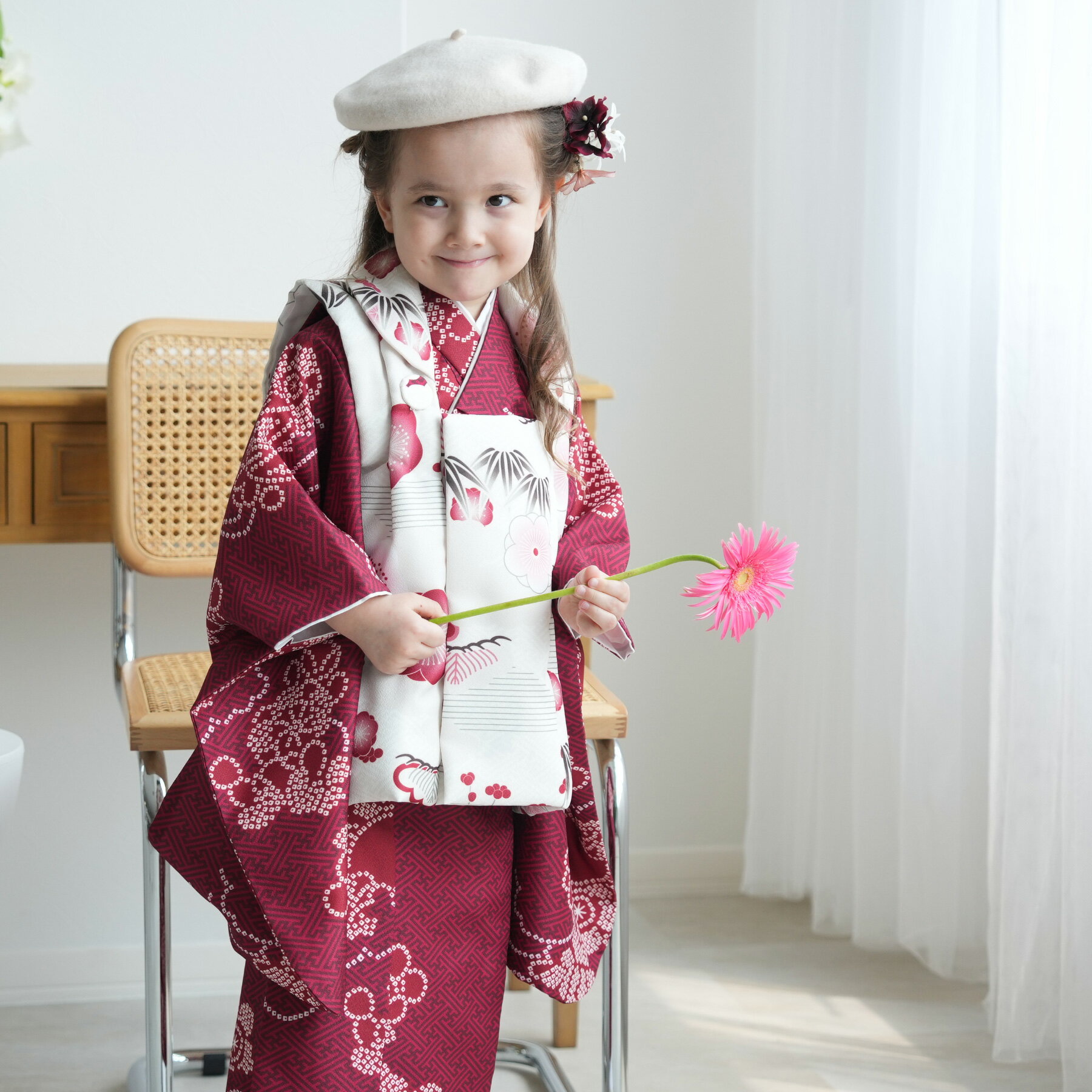 【レンタル】【ひよこ商店 七五三 着物 3歳 女の子 ベレー帽つき被布フルセット 元禄梅模様×えんじの絞り柄】 お祝い着セット(被布コート・着物・重ね衿・長襦袢...