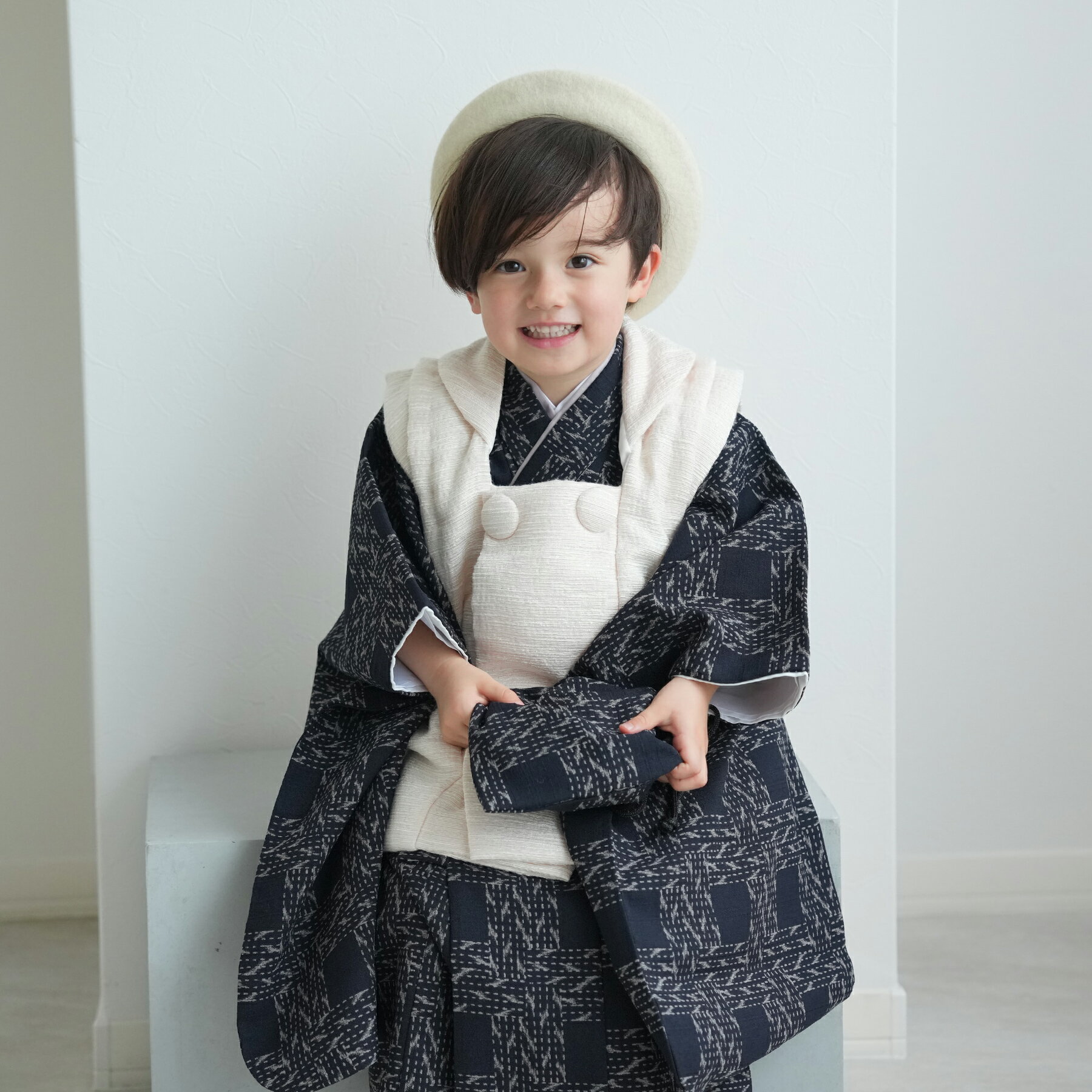 [商品画像について] ※商品画像はできる限り実物を再現するよう心掛けておりますが、お客様のモニターや閲覧環境によって大きく色味が異なる場合があります。 [商品在庫について] ※商品在庫は他店舗販売と共有しているため、更新のタイミングにより在庫切れの場合はやむをえずキャンセルさせていただく可能性があります。■ Description utataneオリジナル。男の子用3歳用被布セットのレンタル商品です。誰ともかぶりたくない個性派さんにおすすめです。【セット内容】着物（腰ひも・重ね衿縫い付け済み）・被布コート・長襦袢（半衿縫い付け済み）・雪駄・ベレー帽・信玄袋・足袋（プレゼント）※半衿、重ね衿、腰紐は直ぐに着付けが出来るよう縫い付け済みです。※レンタルには着付け用予備として腰ひも2本が追加でついております。※生地の裁断位置により柄の出方が変わる場合がございます。ご了承くださいませ。 --------------【 配送種別 】-------------- 往復送料無料（一部地域は別途差額送料）宅配便のみ ---------------【 ご注意 】--------------- こちらはレンタル商品となります。 レンタル状況により、ご希望日での レンタルができない場合もございます。 ご注文をいただきました翌営業日に、 当店よりレンタル確定のメールをお送りさせていただきます。 その時点でレンタル契約確定とさせていただきます。 ■ Detail [ カラー ] 紺系 [ 素材 ] 着物表地、巾着：ポリエステル100％被布表地：ポリエステル63％ 綿20％ レーヨン17％着物裏地、被布裏地、長襦袢：ポリエステル100％ベレー帽：ウール85％ ナイロン15％雪駄：合成皮革足袋：ポリエステル100％ [ 適応サイズ ] 88cm-105cm前後 [ 実寸サイズ ] 着物：身丈 約90cm（約76cmに上げ済）・裄丈 約47.5cm（約41.5cmに上げ済）・袖丈 約57cm被布：身丈 約49cm・肩幅 約37cm（約29cmに上げ済）長襦袢：身丈 約72.5cm・裄丈 約46cm（約40cmに上げ済）・袖丈 約56cm雪駄：全長 約16.5cm・横幅 約8cm・踵高さ 約1.5cmベレー帽：直径 約24cm・内径 約13cm信玄袋：幅 約16cm・高さ 約18.5cm足袋：15-16cm [ 原産国 ] 生地：日本 / 縫製：中国 [ 品番 ] 1405600400 ------------------- ご注意ください ------------------- トラブル防止のため、レンタル商品は、 【代金引換不可】　【後払い決済不可】　【コンビニ受取不可】 です。 楽天市場のシステム上、ご注文時に選択肢が表示されますが その場合キャンセルとなりますので予めご了承ください。 This is a rental product and is not shipped overseas.