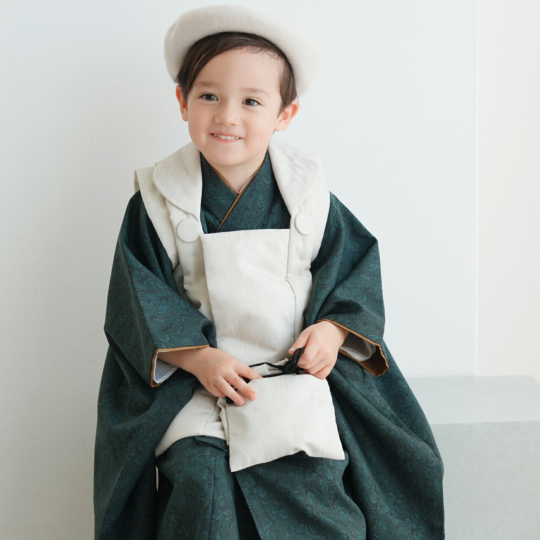 【レンタル】【ひよこ商店 七五三 着物 3歳 男の子 ベレー帽つき被布フルセット 象牙色ジャガード×深緑ダマスク】人気着物ブランドの七五三お祝い着セット レトロ...