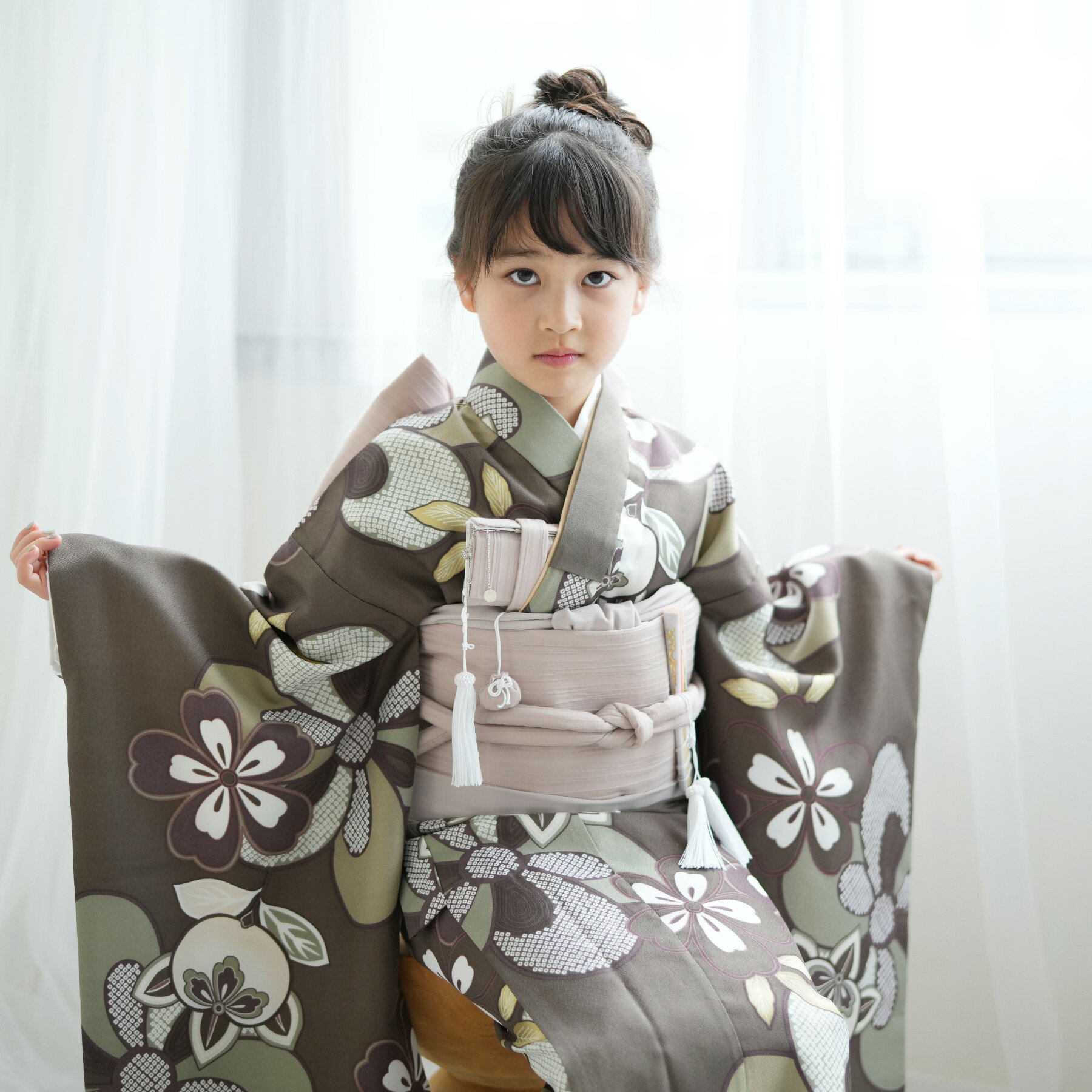 [商品画像について] ※商品画像はできる限り実物を再現するよう心掛けておりますが、お客様のモニターや閲覧環境によって大きく色味が異なる場合があります。 [商品在庫について] ※商品在庫は他店舗販売と共有しているため、更新のタイミングにより在庫切れの場合はやむをえずキャンセルさせていただく可能性があります。■ Description ひよこ商店オリジナル四つ身セット「レンタル」商品です。【セット内容】着物（重ね衿縫い付け済み）・作り帯・長襦袢（半衿縫い付け済み）・箱迫(はこせこ)・ビラ簪(かんざし)・扇子・帯締め・帯揚げ・志古貴(しごき)・バッグ・草履腰ひも3本・伊達締め・前板・コーリンベルト・マジックベルト・ウエストベルト・足袋（新品プレゼント）※肌着、腰紐、補整用の薄手のタオルはご自宅でご用意ください。※髪飾りは付属いたしません。モデル着用のものは撮影用備品となります。※商品に腰上げはしておりません。※生地の裁断位置により柄の出方が変わる場合がございます。ご了承くださいませ。 --------------【 配送種別 】-------------- 往復送料無料（一部地域は別途差額送料）宅配便のみ ---------------【 ご注意 】--------------- こちらはレンタル商品となります。 レンタル状況により、ご希望日での レンタルができない場合もございます。 ご注文をいただきました翌営業日に、 当店よりレンタル確定のメールをお送りさせていただきます。 その時点でレンタル契約確定とさせていただきます。 ■ Detail [ カラー ] 茶系 [ 素材 ] 着物表地、ポリエステル100％重ね衿　ポリエステル100％裏地　八掛　ポリエステル100％裏地　胴裏　ポリエステル100％長襦袢　ポリエステル100％足袋：ポリエステル100％ [ 適応サイズ ] 120cm-135cm前後 [ 実寸サイズ ] （着物）身丈 約138cm裄丈 約58cm（約54cmに肩上げ済）袖丈 約76cm（長襦袢）身丈 約103cm裄丈 約56cm（約54cmに肩上げ済）袖丈 約74cm（草履）約21cm横幅 約8cm踵高さ4.5cm（巾着）12cm×15cm×20cm（足袋）19-20cm [ 原産国 ] 着物：中国作り帯・筥迫セット：日本 [ 品番 ] 1409608400 ------------------- ご注意ください ------------------- トラブル防止のため、レンタル商品は、 【代金引換不可】　【後払い決済不可】　【コンビニ受取不可】 です。 楽天市場のシステム上、ご注文時に選択肢が表示されますが その場合キャンセルとなりますので予めご了承ください。 This is a rental product and is not shipped overseas.