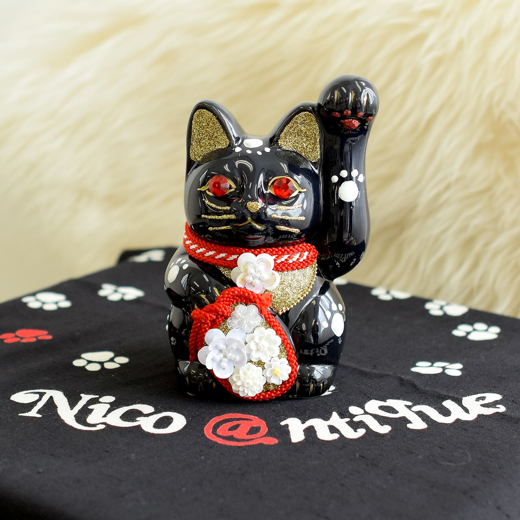 【22％OFF】【ニコアンティーク×ご縁猫 招き猫 ねこ球子 手ぬぐい 2点セット】注染 手拭い 4号 黒 左手上げ 日本製 陶器 置物 オブジェ 幸運 開運 招福 商売繁盛 千客万来 風水 職人 ハンドメイド ラッキーキャット ウェルカムキャット 開店祝い 還暦 手土産(3)