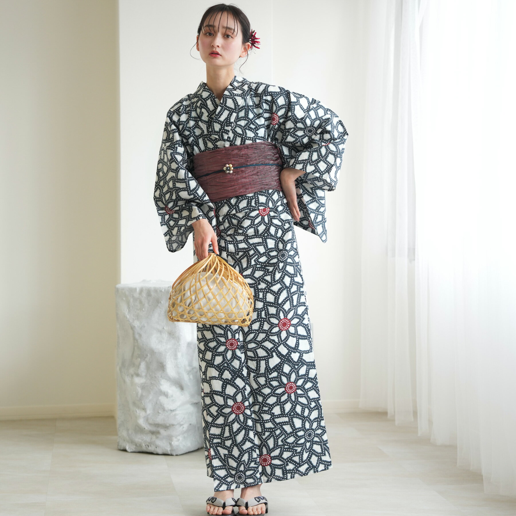 【utatane 高級変わり織 浴衣3点セット 紺の広がる菊】ここでしか買えない昭和初期アンティーク復刻版 フリーサイズ 浴衣セット（ゆかた・帯・下駄）ですぐお出かけ ニュアンスカラーレトロ 上質 うたたね 国産生地 国内染色