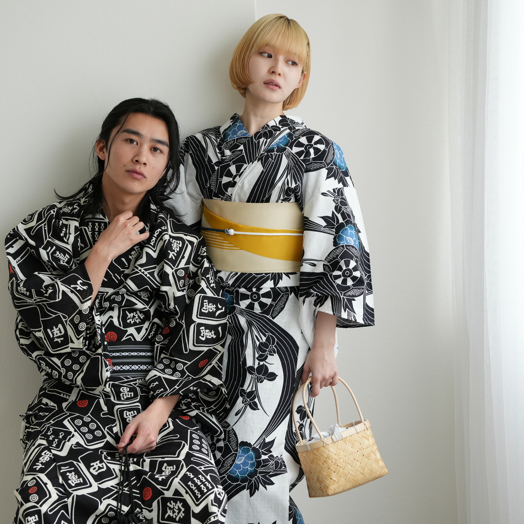 【89％OFF】【utatane 高級変わり織 浴衣3点セット 白地に古典菖蒲と御所車】ここでしか買えない昭和初期アンティーク復刻版 フリーサイズ 浴衣セット（ゆかた・帯・下駄）ですぐお出かけ 古典柄　レトロ 上質 うたたね 国産生地 国内染色のサムネイル