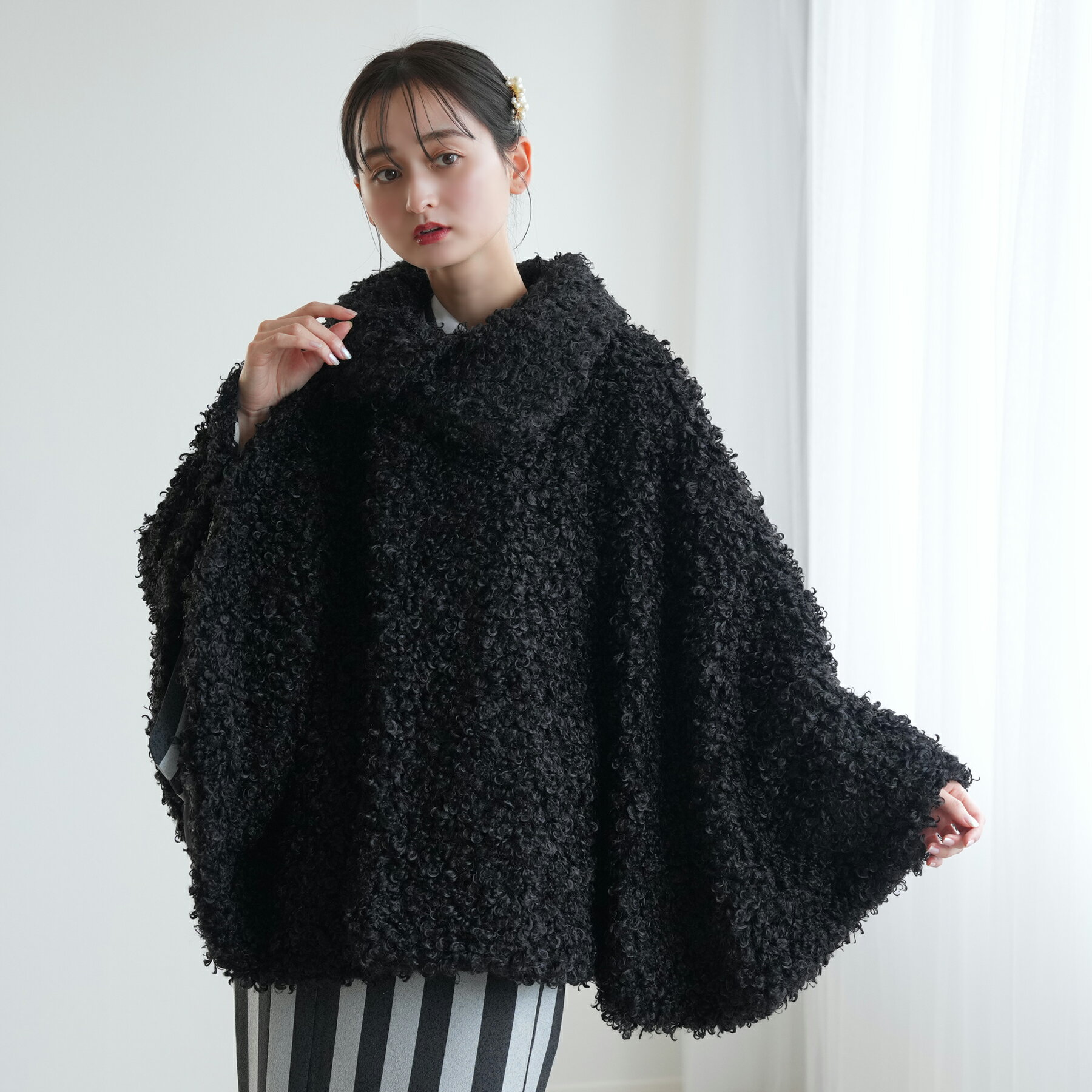 【着物コート ニコアンティーク プードルファー ブラック】ポンチョ ケープ アウター フリー（身長約152cm-165cm） 和洋兼用 洋服兼用 カジュアル 和装コート シープ調ボア 黒 裏地柄付き 猫 防寒 冬