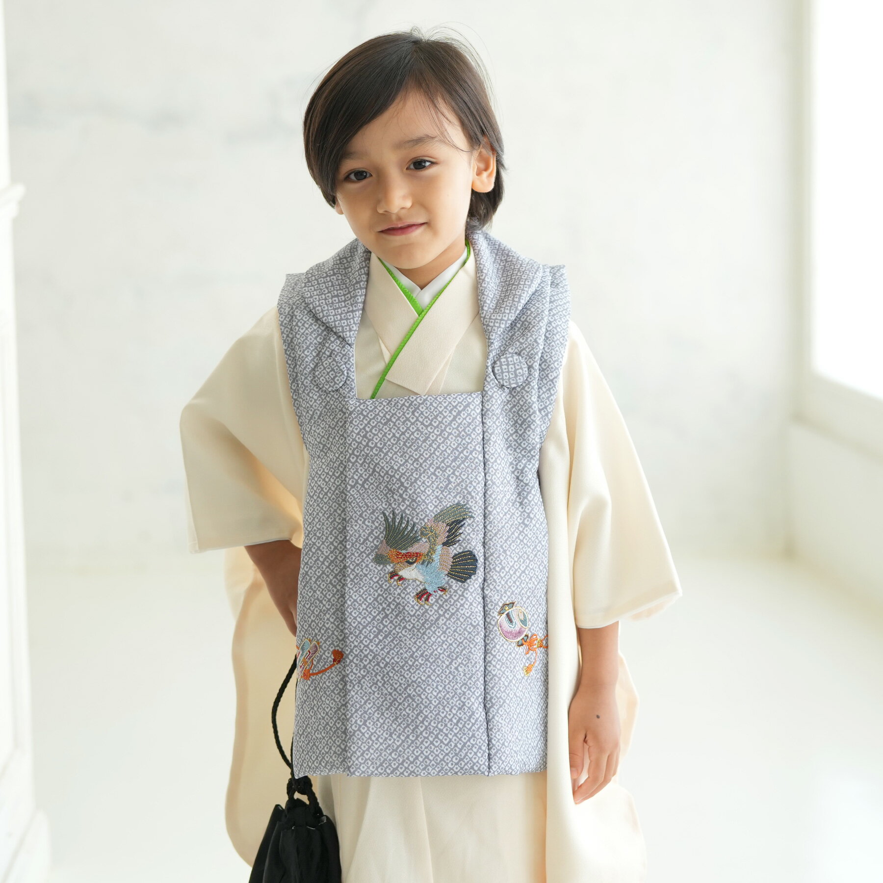 七五三セット 被布セット 着物セット 販売 88cm-105cm前後 オフ白系 無地 三つ身 お祝い着 疋田柄 鷹 宝巻 子供 kids 三歳 三才 男の子 グレー クリーム 巾着袋 雪駄 足袋 記念撮影 記念写真 着物 被布 長襦袢のサムネイル