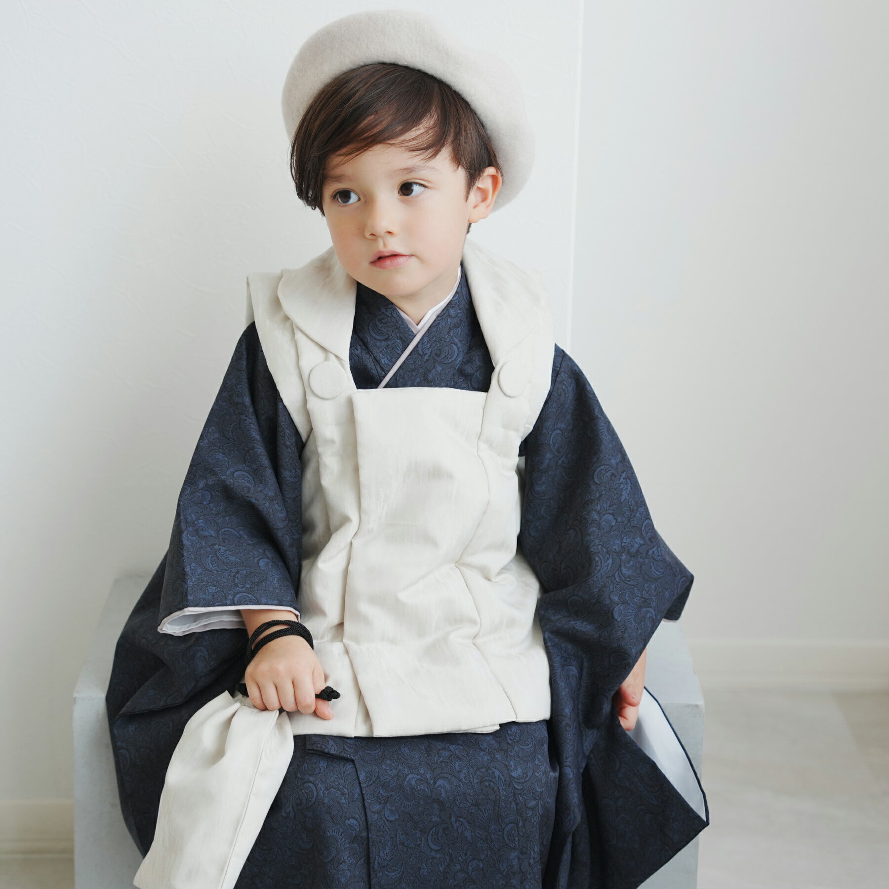 【ひよこ商店 kids 七五三 着物 3歳 男の子 ベレー帽つき被布フルセット 象牙色ジャガード×藍鉄ダマスク】 人気着物ブランドの七五三お祝い着セット(被布コ...