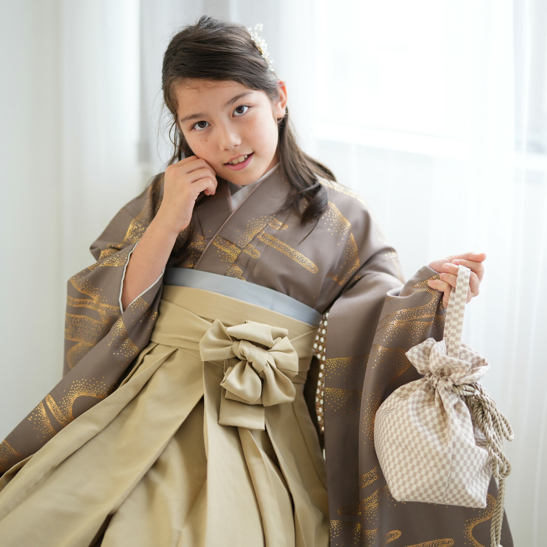 [商品画像について] ※商品画像はできる限り実物を再現するよう心掛けておりますが、お客様のモニターや閲覧環境によって大きく色味が異なる場合があります。 [商品在庫について] ※商品在庫は他店舗販売と共有しているため、更新のタイミングにより在庫切れの場合はやむをえずキャンセルさせていただく可能性があります。■ Description / Delivery 着物・長襦袢・袴の3点セットです。【セット内容】着物（重ね衿縫い付け済）・長襦袢（半衿縫い付け済）・袴※肩上げはしておりません。※帯、小物類はついておりませんのでご注意くださいませ。※生地の裁断位置により柄の出方が変わる場合がございます。ご了承くださいませ。 ---------------【 配送について 】--------------- ［ 配送種別 ］ 宅配便のみ ■ Detail [ 素材 ] 着物：表地　ポリエステル100％重ね衿　ポリエステル100％裏地　八掛　ポリエステル100％裏地　胴裏　ポリエステル100％長襦袢：表地　ポリエステル100％重ね衿　ポリエステル100％袴：ポリエステル100％ [ 適応サイズ ] 袴75cm（身長130-140cm） [ 実寸サイズ ] 着物：身丈 約138cm・裄丈 約58cm・袖丈 約76cm長襦袢：身丈 約103cm・裄丈 約56cm・袖丈 約74cm袴：袴丈 約75cm [ 機能・特性 ] [ 原産国 ] 中国 [ 品番 ] 6729609111 [ JANコード ]