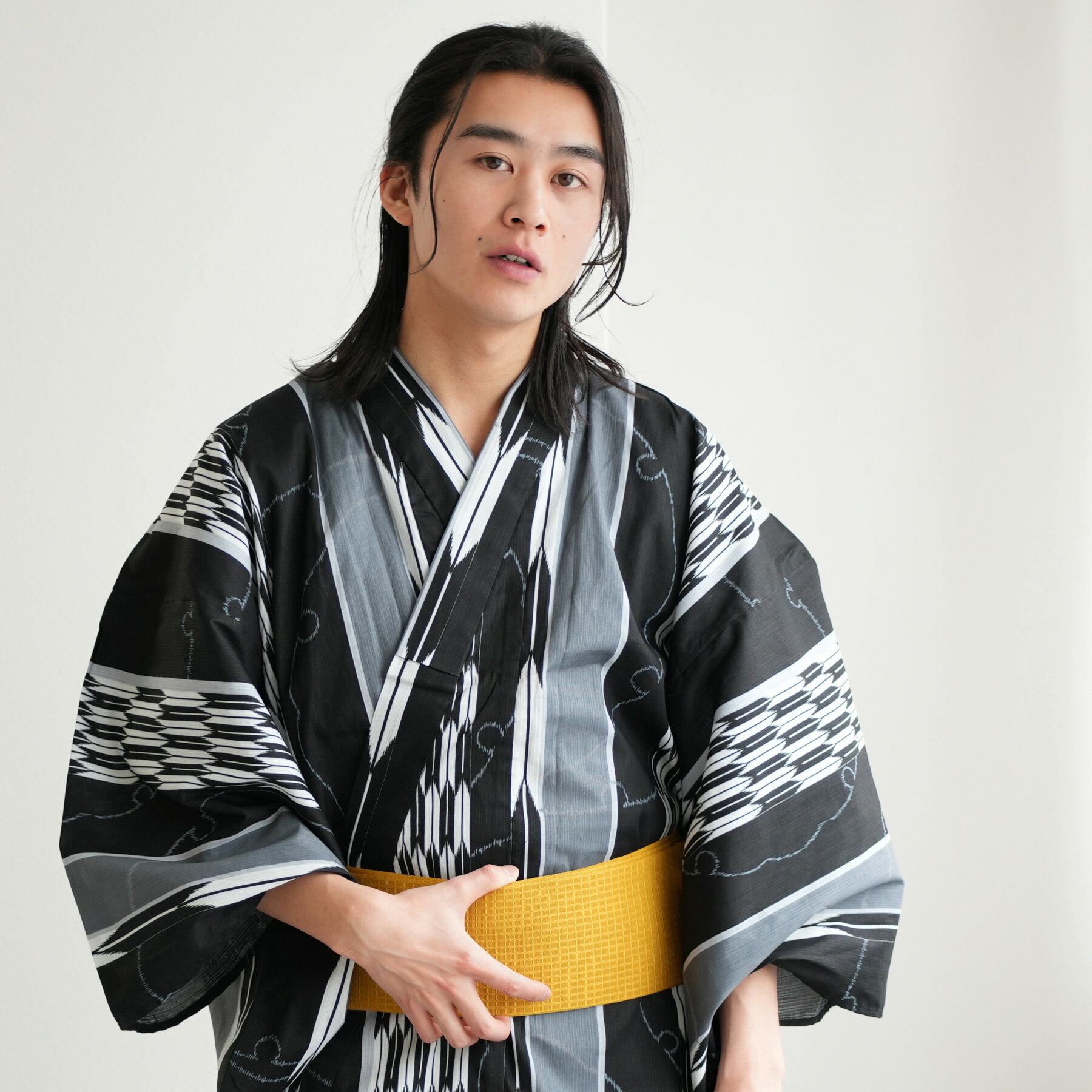 【33%OFF】【高級変わり織 メンズ 浴衣3点セット 墨黒の雪輪矢絣】男 紳士 男性 選べるM/Lサイズ 日本製角帯 浴衣セット(ゆかた・帯・下駄)ですぐお出...