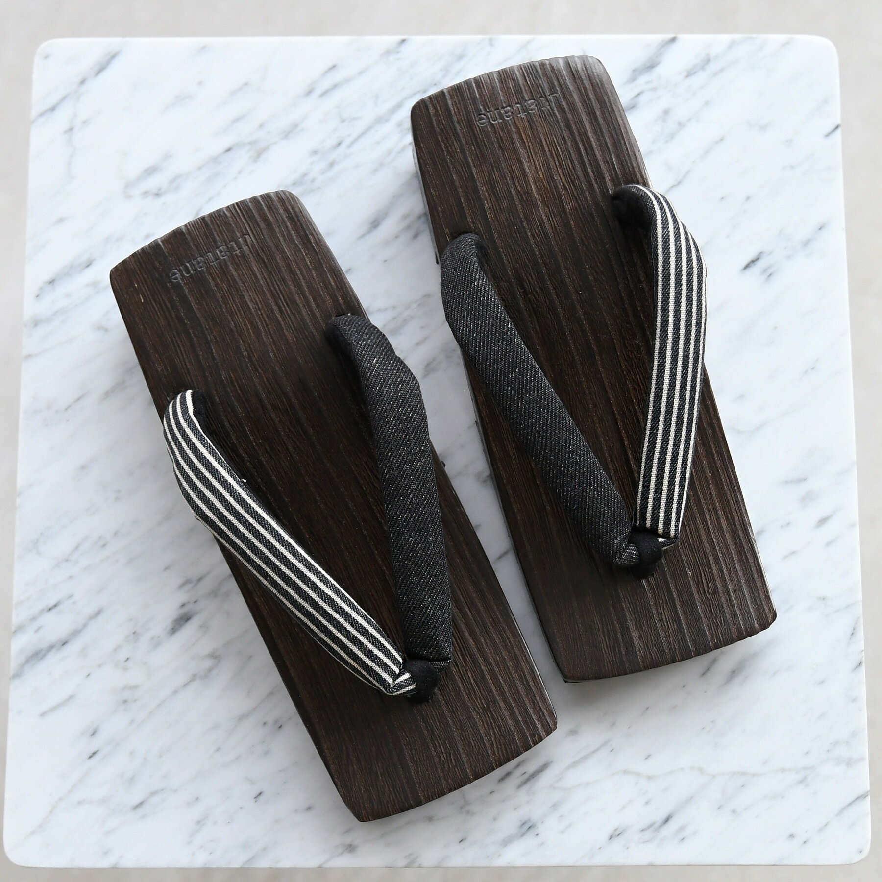 【utatane 高級桐下駄 ヒッコリーデニム鼻緒 メンズ Mサイズ 右近 焼】男性 男下駄 24〜25.5cm 単品 国産 日本製 徳島の下駄職人さんと滋賀の鼻緒職人さんの手仕事 デニム生地 希少 こげ茶 黒 桐 桐下駄 浴衣 着物 和装小物 レトロ 粋 昭和レトロ 男前下駄 大人