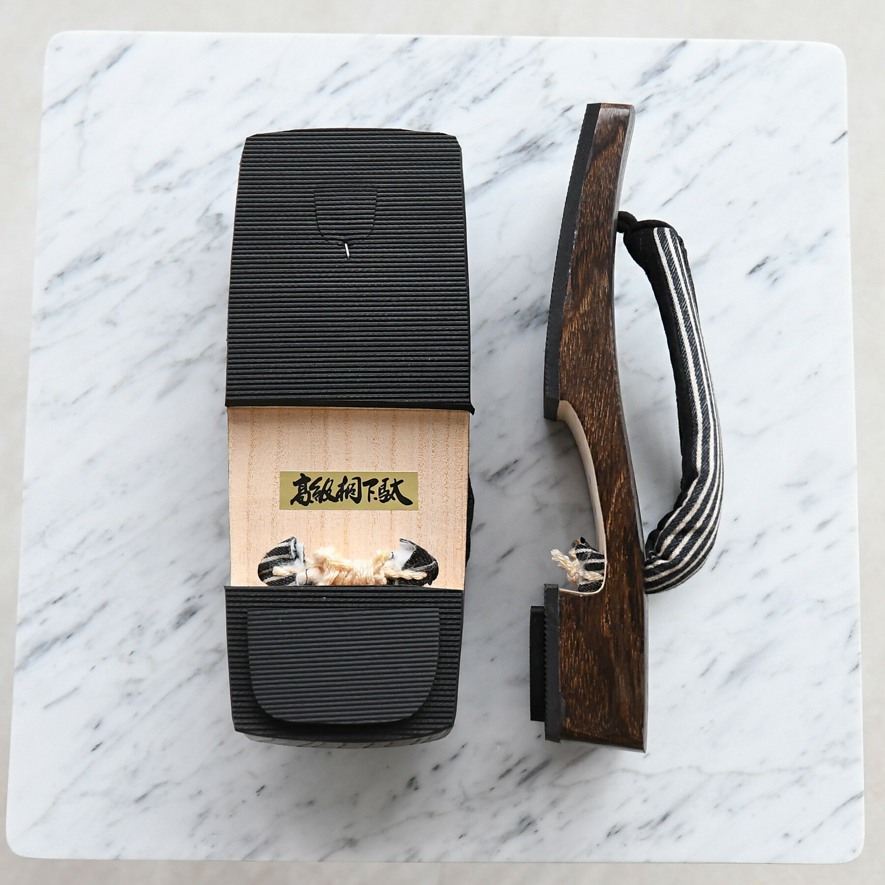 【utatane 高級桐下駄 ヒッコリーデニム鼻緒 メンズ Mサイズ 右近 焼】男性 男下駄 24〜25.5cm 単品 国産 日本製 徳島の下駄職人さんと滋賀の鼻緒職人さんの手仕事 デニム生地 希少 こげ茶 黒 桐 桐下駄 浴衣 着物 和装小物 レトロ 粋 昭和レトロ 男前下駄 大人