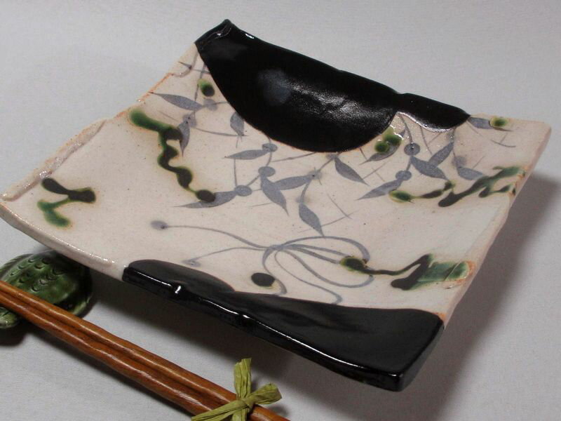 角皿■玉山玉置保夫監修黒織部幾何文...