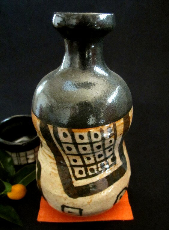 徳利 ■ 陶芸作家・佐藤和次作 黒織部 幾何文 徳利 (共箱)　　ギフト　和食器