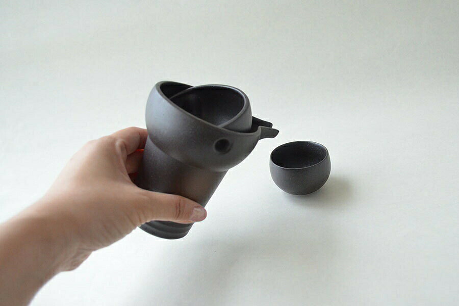 KAKUNI (カクニ) 黒備前　ゆらり　1合冷酒器　W20176