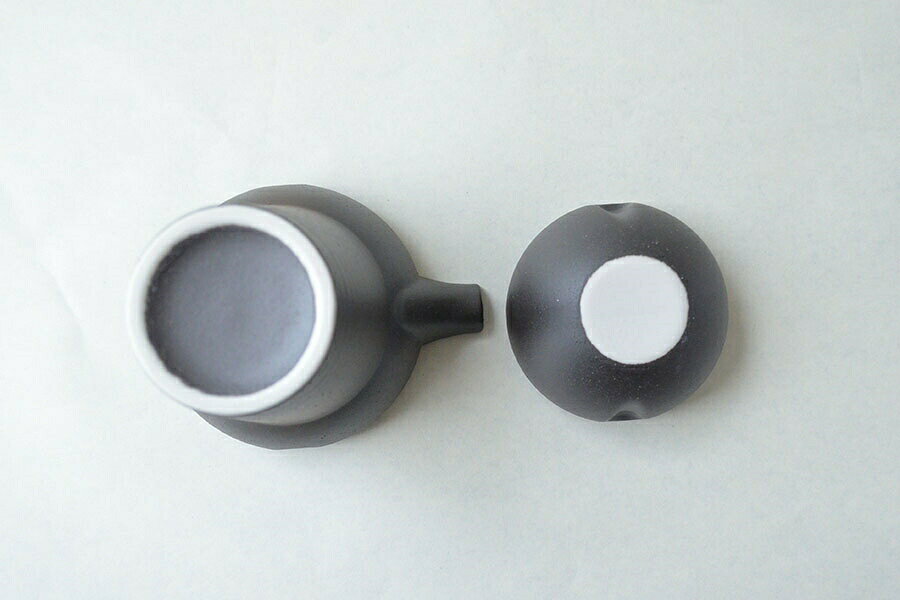 KAKUNI (カクニ) 黒備前　ゆらり　1合冷酒器　W20176
