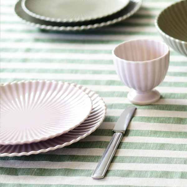 お気に入りのクロスと食器でブランチを食べているイメージから生まれたシリーズです。 食洗、電子レンジOK。 素材：磁器 サイズ:9cm×9×9cm h9cm　容量:220ml