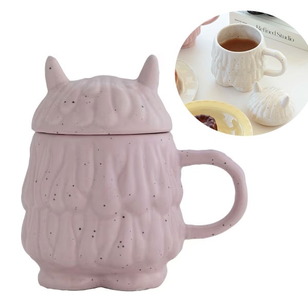 サイズ:約φ8×H13cm(約355ml) 素材:陶器 対応:食洗機：○　電子レンジ：○　オーブン：× 重量：オフホワイト 約429g/ピンク 約468g これはなんの生き物？ ツノの生えたユニークな形をした蓋付きマグ。 正体はなんとモンスター！ モフモフの毛並みを陶器で再現！ 小さなツノがチャームポイントのかわいいモンスターたちです。 ギフトボックス入りでプレゼントにもおすすめです。