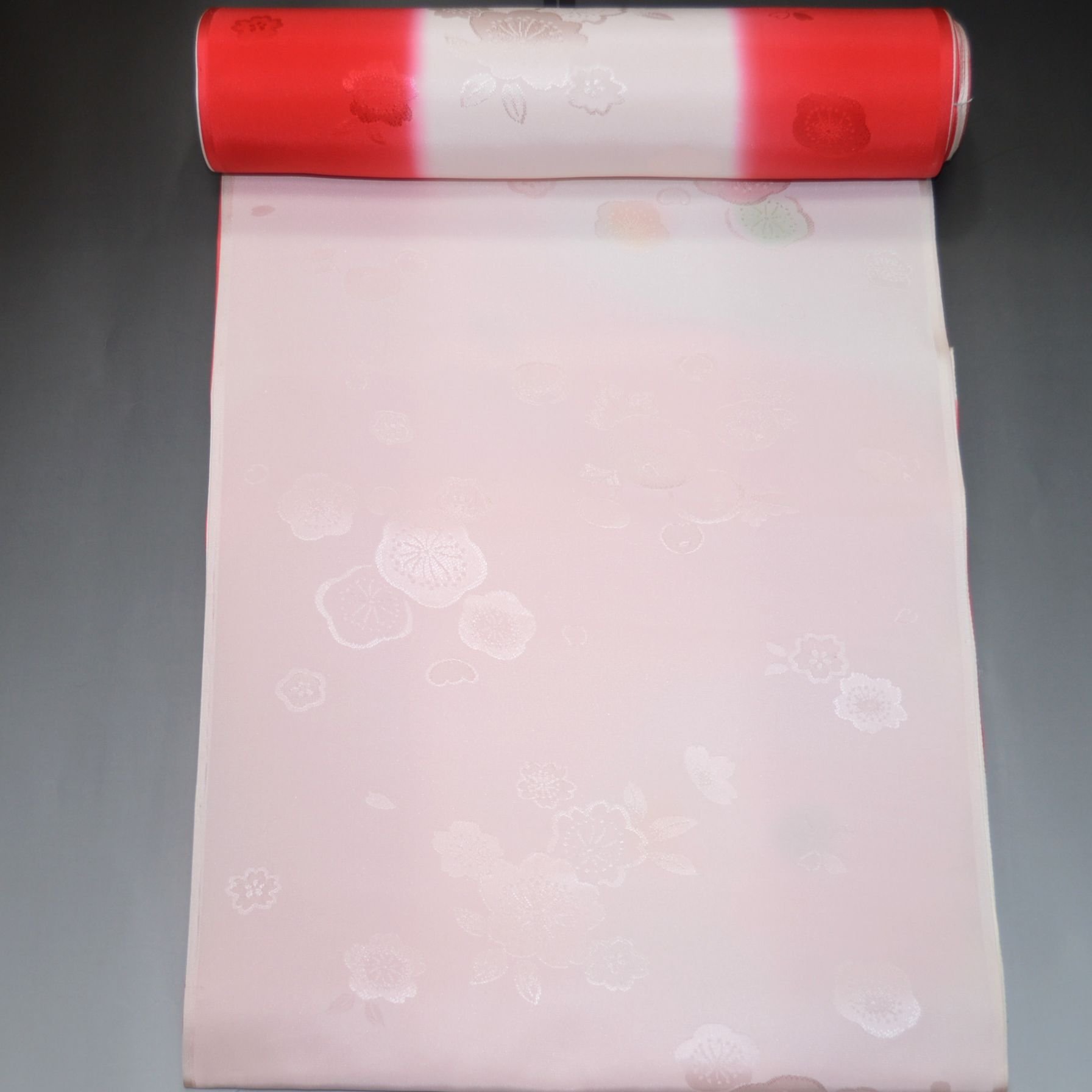 袖ぼかし 振袖用長襦袢反物 No.6103 アウトレット品 生地難 染難あり 振袖用 長襦袢の反物 正絹 新品 紋綸子生地 袖ぼかし柄 身頃ピンク色 振袖用長襦袢に◎ 長さ約18メートル 巾約38センチ 【 反物販売 】絹100% 振袖 染暈し 卒業式 二尺袖 十三詣り 七五三 地模様