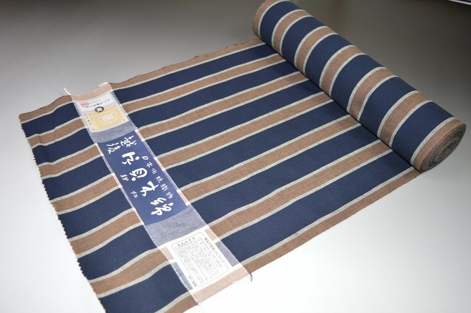 宝歴元年創業の老舗 紺仁染織工房謹製片貝木綿着尺 No.12027普段着木綿の王道 紺仁 もめん 新潟県小千谷市片貝町 普段着 新品 反物 幅39センチ長さ12.3m以上 綿素材 民芸運動の一環として宗悦の指導の下で出来た独自の織物【送料無料・日本製品】