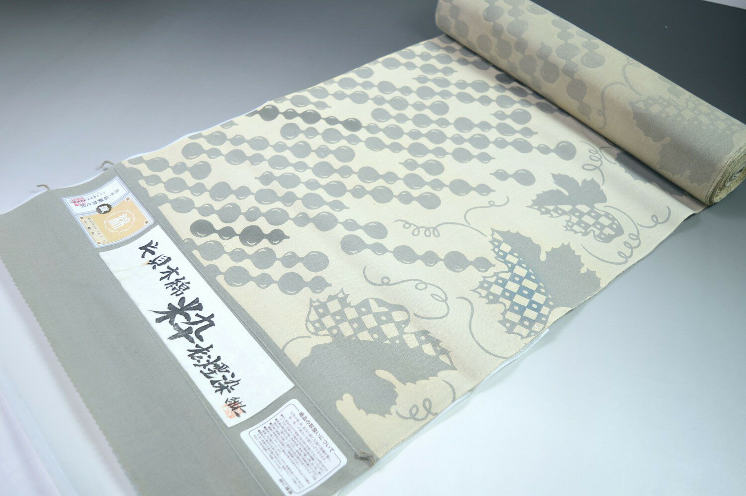 宝歴元年創業の老舗 紺仁染織工房謹製松煙染後染片貝木綿着尺 No.12045普段着木綿の王道 紺仁 もめん 新潟県小千谷市片貝町 普段着 新品 反物 幅39センチ長さ12.3m以上 民芸運動の一環として宗悦の指導の下で出来た独自の織物【送料無料・日本製品】