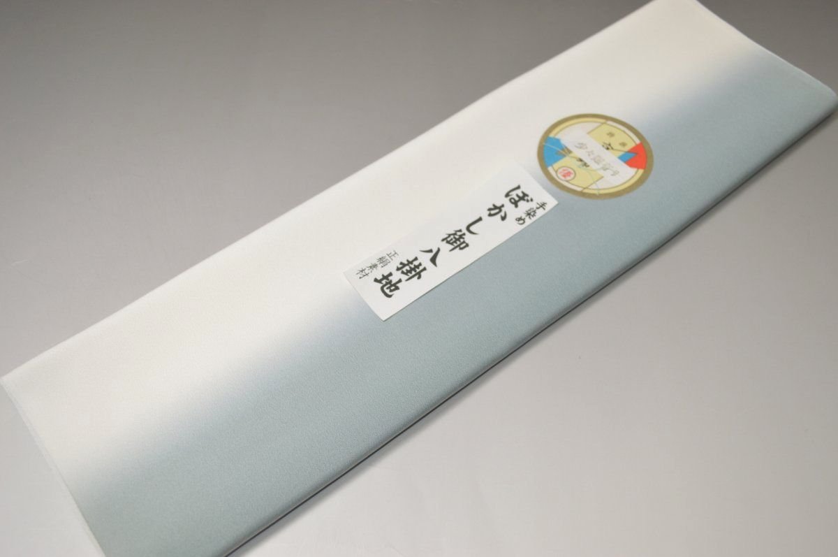 　 素材 絹100％ サイズ 幅約38cm　長さ約4m 生産国 日本製 関連商品 八掛け各種 備考 （難ものに関しまして） メーカー検品にて難ありとされた品物です。 黄変・黒いシミ・生地難等ございます。 当店の検品はしておりません。 仕立て可能な範囲の難ものとなります。 難あり商品ご了承の上ご購入ください。 （穴あきや仕立てできないような重大な難はありません） 【紬用】 両駒より八掛け 【少々難あり】【小紋・付下げ用】 精華生地ぼかしタイプ 【少々難あり】【小紋・付下げ用】 精華生地無地タイプ 【小紋・付下げ用】 精華生地（ぼかし・無地） 【紬用】 綾織りつむぎ八掛け 【少々難あり】【紬用】 つむぎ八掛け 【小紋】 お買い得少々難あり柄八掛け 【紬用】 つむぎ八掛けぼかしタイプ 帯芯各種 胴裏（どううら）各種 羽裏（正絹・長尺） 半襟・裏えりコーナー l お買い得色襦袢コーナー 「粋」おとこもの襦袢コーナー 岡重色襦袢コーナー 京友禅色襦袢コーナー 特選色襦袢コーナー 祇園小町襦袢コーナー モダン柄色襦袢コーナー コートの組紐 　　【紬用】 両駒より八掛け 【少々難あり】【小紋・付下げ用】 精華生地ぼかしタイプ 【少々難あり】【小紋・付下げ用】 精華生地無地タイプ 【小紋・付下げ用】 精華生地（ぼかし・無地） 【紬用】 綾織りつむぎ八掛け 【少々難あり】【紬用】 つむぎ八掛け 【小紋】 お買い得少々難あり柄八掛け 【紬用】 つむぎ八掛けぼかしタイプ 帯芯各種 胴裏（どううら）各種 羽裏（正絹・長尺） 半襟・裏えりコーナー l お買い得色襦袢コーナー 「粋」おとこもの襦袢コーナー 岡重色襦袢コーナー 京友禅色襦袢コーナー 特選色襦袢コーナー 祇園小町襦袢コーナー モダン柄色襦袢コーナー コートの組紐 素材 絹100％ サイズ 幅約38cm　長さ約4m 利用可能 きもの 小紋・お召・色無地・付下げ などにオススメの八掛けです。 生産国 日本製 関連商品 八掛け各種 難ものに関しまして メーカー検品にて難ありとされた品物です。 穴あきや大きなシミ等はないAB反（少々難あり）の品物です。 生地難等がある可能性があります。 （当店での検品はしておりません） 備考 ※大シミ等、重大な欠陥があった場合 一週間以内のお品の場合のみ返品対応させていただきます。 （ただし一週間を過ぎた場合は対応できかねます） ディスプレイ、撮影時のカメラの関係上 画像と実物の色が多少異なる可能性がございます。 ご購入後のお色が異なる等のキャンセルは お断りしておりますので気になる方はご購入前に必ずご質問ください。