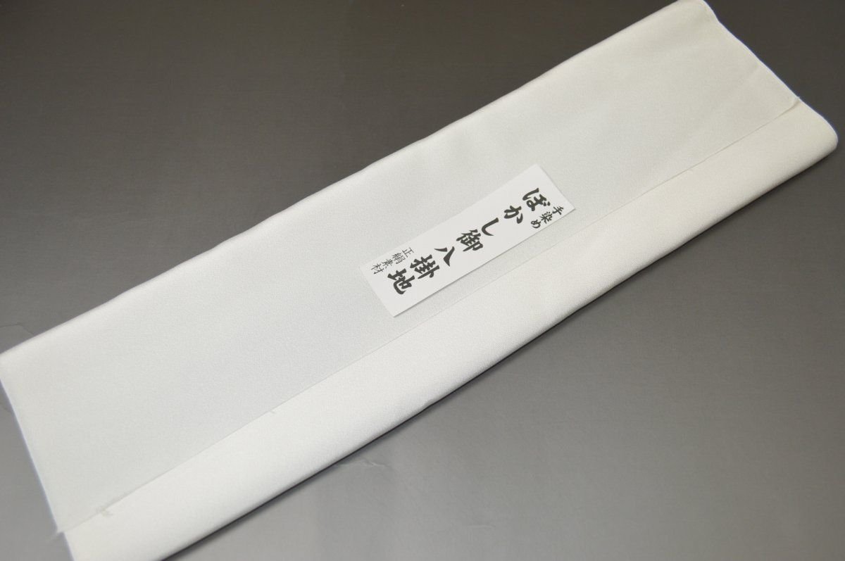 　 素材 絹100％ サイズ 幅約38cm　長さ約4m 生産国 日本製 関連商品 八掛け各種 備考 （難ものに関しまして） メーカー検品にて難ありとされた品物です。 黄変・黒いシミ・生地難等ございます。 当店の検品はしておりません。 仕立て可能な範囲の難ものとなります。 難あり商品ご了承の上ご購入ください。 （穴あきや仕立てできないような重大な難はありません） 【紬用】 両駒より八掛け 【少々難あり】【小紋・付下げ用】 精華生地ぼかしタイプ 【少々難あり】【小紋・付下げ用】 精華生地無地タイプ 【小紋・付下げ用】 精華生地（ぼかし・無地） 【紬用】 綾織りつむぎ八掛け 【少々難あり】【紬用】 つむぎ八掛け 【小紋】 お買い得少々難あり柄八掛け 【紬用】 つむぎ八掛けぼかしタイプ 帯芯各種 胴裏（どううら）各種 羽裏（正絹・長尺） 半襟・裏えりコーナー l お買い得色襦袢コーナー 「粋」おとこもの襦袢コーナー 岡重色襦袢コーナー 京友禅色襦袢コーナー 特選色襦袢コーナー 祇園小町襦袢コーナー モダン柄色襦袢コーナー コートの組紐 　　【紬用】 両駒より八掛け 【少々難あり】【小紋・付下げ用】 精華生地ぼかしタイプ 【少々難あり】【小紋・付下げ用】 精華生地無地タイプ 【小紋・付下げ用】 精華生地（ぼかし・無地） 【紬用】 綾織りつむぎ八掛け 【少々難あり】【紬用】 つむぎ八掛け 【小紋】 お買い得少々難あり柄八掛け 【紬用】 つむぎ八掛けぼかしタイプ 帯芯各種 胴裏（どううら）各種 羽裏（正絹・長尺） 半襟・裏えりコーナー l お買い得色襦袢コーナー 「粋」おとこもの襦袢コーナー 岡重色襦袢コーナー 京友禅色襦袢コーナー 特選色襦袢コーナー 祇園小町襦袢コーナー モダン柄色襦袢コーナー コートの組紐 素材 絹100％ サイズ 幅約38cm　長さ約4m 利用可能 きもの 小紋・お召・色無地・付下げ などにオススメの八掛けです。 生産国 日本製 関連商品 八掛け各種 難ものに関しまして メーカー検品にて難ありとされた品物です。 穴あきや大きなシミ等はないAB反（少々難あり）の品物です。 生地難等がある可能性があります。 （当店での検品はしておりません） 備考 ※大シミ等、重大な欠陥があった場合 一週間以内のお品の場合のみ返品対応させていただきます。 （ただし一週間を過ぎた場合は対応できかねます） ディスプレイ、撮影時のカメラの関係上 画像と実物の色が多少異なる可能性がございます。 ご購入後のお色が異なる等のキャンセルは お断りしておりますので気になる方はご購入前に必ずご質問ください。