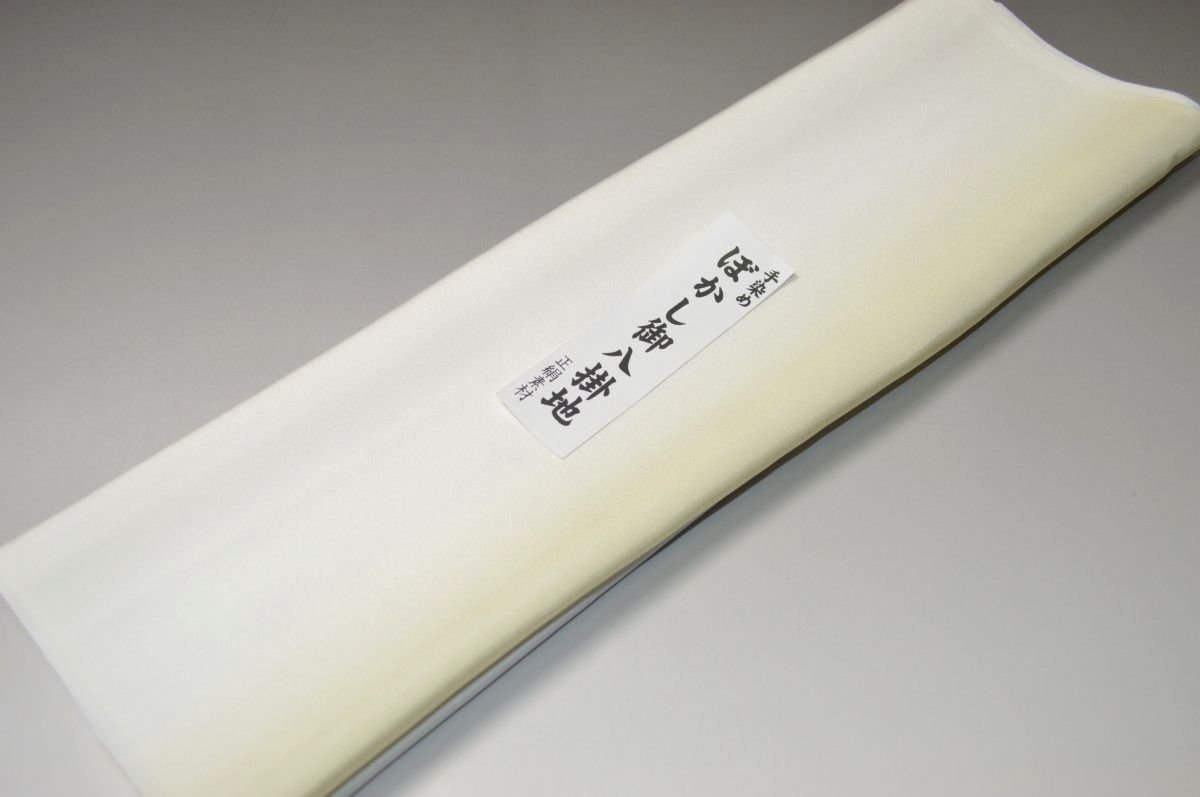 　 素材 絹100％ サイズ 幅約38cm　長さ約4m 生産国 日本製 関連商品 八掛け各種 備考 （難ものに関しまして） メーカー検品にて難ありとされた品物です。 黄変・黒いシミ・生地難等ございます。 当店の検品はしておりません。 仕立て可能な範囲の難ものとなります。 難あり商品ご了承の上ご購入ください。 （穴あきや仕立てできないような重大な難はありません） 【紬用】 両駒より八掛け 【少々難あり】【小紋・付下げ用】 精華生地ぼかしタイプ 【少々難あり】【小紋・付下げ用】 精華生地無地タイプ 【小紋・付下げ用】 精華生地（ぼかし・無地） 【紬用】 綾織りつむぎ八掛け 【少々難あり】【紬用】 つむぎ八掛け 【小紋】 お買い得少々難あり柄八掛け 【紬用】 つむぎ八掛けぼかしタイプ 帯芯各種 胴裏（どううら）各種 羽裏（正絹・長尺） 半襟・裏えりコーナー l お買い得色襦袢コーナー 「粋」おとこもの襦袢コーナー 岡重色襦袢コーナー 京友禅色襦袢コーナー 特選色襦袢コーナー 祇園小町襦袢コーナー モダン柄色襦袢コーナー コートの組紐 　　【紬用】 両駒より八掛け 【少々難あり】【小紋・付下げ用】 精華生地ぼかしタイプ 【少々難あり】【小紋・付下げ用】 精華生地無地タイプ 【小紋・付下げ用】 精華生地（ぼかし・無地） 【紬用】 綾織りつむぎ八掛け 【少々難あり】【紬用】 つむぎ八掛け 【小紋】 お買い得少々難あり柄八掛け 【紬用】 つむぎ八掛けぼかしタイプ 帯芯各種 胴裏（どううら）各種 羽裏（正絹・長尺） 半襟・裏えりコーナー l お買い得色襦袢コーナー 特選色襦袢コーナー 岡重色襦袢コーナー 京友禅色襦袢コーナー 素材 絹100％ サイズ 幅約38cm　長さ約4m 利用可能 きもの 小紋・お召・色無地・付下げ などにオススメの八掛けです。 生産国 日本製 関連商品 八掛け各種 難ものに 関しまして メーカー検品にて難ありとされた品物です。 穴あきや大きなシミ等はない AB反（少々難あり）の品物です。 生地難等がある可能性があります。 （当店での検品はしておりません） 備考 ※大シミ等、重大な欠陥があった場合 一週間以内のお品の場合のみ返品対応させていただきます。 （ただし一週間を過ぎた場合は対応できかねます） ディスプレイ、撮影時のカメラの関係上 画像と実物の色が多少異なる可能性がございます。 ご購入後のお色が異なる等のキャンセルは お断りしておりますので気になる方はご購入前に必ずご質問ください。