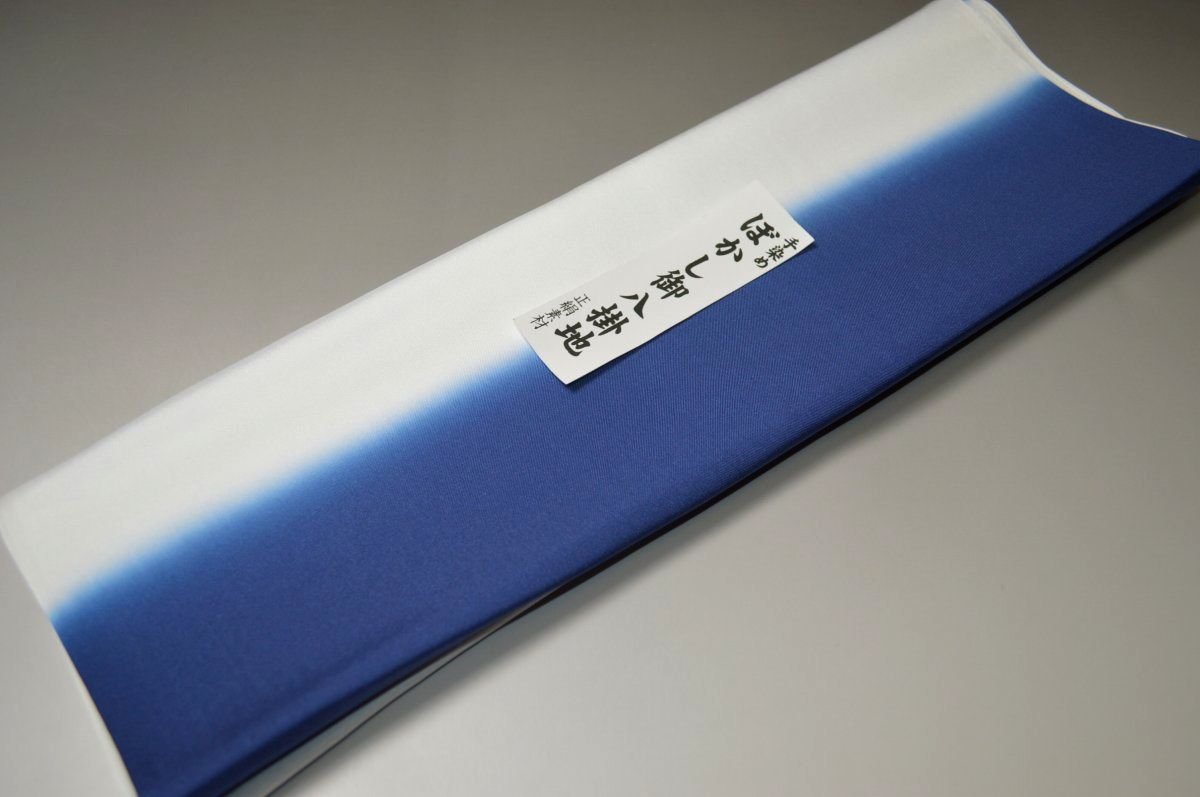 　 素材 絹100％ サイズ 幅約38cm　長さ約4m 生産国 日本製 関連商品 八掛け各種 備考 （難ものに関しまして） メーカー検品にて難ありとされた品物です。 黄変・黒いシミ・生地難等ございます。 当店の検品はしておりません。 仕立て可能な範囲の難ものとなります。 難あり商品ご了承の上ご購入ください。 （穴あきや仕立てできないような重大な難はありません） 【紬用】 両駒より八掛け 【少々難あり】【小紋・付下げ用】 精華生地ぼかしタイプ 【少々難あり】【小紋・付下げ用】 精華生地無地タイプ 【小紋・付下げ用】 精華生地（ぼかし・無地） 【紬用】 綾織りつむぎ八掛け 【少々難あり】【紬用】 つむぎ八掛け 【小紋】 お買い得少々難あり柄八掛け 【紬用】 つむぎ八掛けぼかしタイプ 帯芯各種 胴裏（どううら）各種 羽裏（正絹・長尺） 半襟・裏えりコーナー l お買い得色襦袢コーナー 「粋」おとこもの襦袢コーナー 岡重色襦袢コーナー 京友禅色襦袢コーナー 特選色襦袢コーナー 祇園小町襦袢コーナー モダン柄色襦袢コーナー コートの組紐 　　【紬用】 両駒より八掛け 【少々難あり】【小紋・付下げ用】 精華生地ぼかしタイプ 【少々難あり】【小紋・付下げ用】 精華生地無地タイプ 【小紋・付下げ用】 精華生地（ぼかし・無地） 【紬用】 綾織りつむぎ八掛け 【少々難あり】【紬用】 つむぎ八掛け 【小紋】 お買い得少々難あり柄八掛け 【紬用】 つむぎ八掛けぼかしタイプ 帯芯各種 胴裏（どううら）各種 羽裏（正絹・長尺） 半襟・裏えりコーナー l お買い得色襦袢コーナー 特選色襦袢コーナー 岡重色襦袢コーナー 京友禅色襦袢コーナー 素材 絹100％ サイズ 幅約38cm　長さ約4m 利用可能 きもの 小紋・お召・色無地・付下げ などにオススメの八掛けです。 生産国 日本製 関連商品 八掛け各種 難ものに 関しまして メーカー検品にて難ありとされた品物です。 穴あきや大きなシミ等はない AB反（少々難あり）の品物です。 生地難等がある可能性があります。 （当店での検品はしておりません） 備考 ※大シミ等、重大な欠陥があった場合 一週間以内のお品の場合のみ返品対応させていただきます。 （ただし一週間を過ぎた場合は対応できかねます） ディスプレイ、撮影時のカメラの関係上 画像と実物の色が多少異なる可能性がございます。 ご購入後のお色が異なる等のキャンセルは お断りしておりますので気になる方はご購入前に必ずご質問ください。