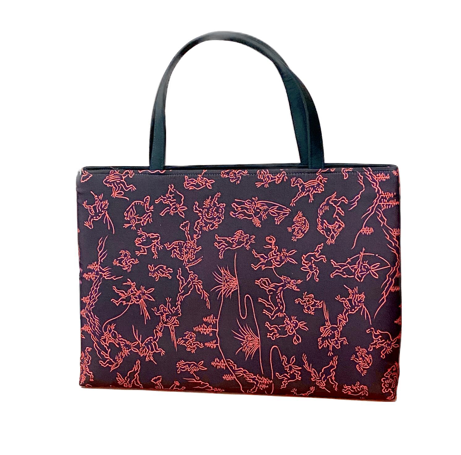 【自由布】鳥獣戯画柄 正絹素材の横型手提げバック No.212 黒地に赤色柄 内布は黒色 和洋兼用 縦23.5cm・横34cm・マチ8cm ざっくり生地 主体地 A4がピッタリ入るお稽古バック 生地の出方お任せ スコッチガード加工済【キモノ仙臺屋オリジナル自由布シリーズ】