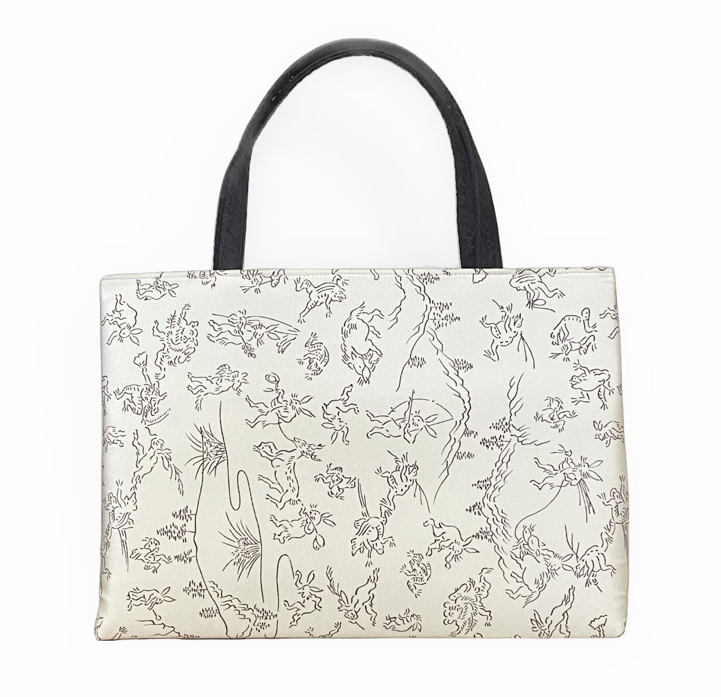 【自由布】鳥獣戯画柄 正絹素材の横型手提げバック No.214 生成色に葡萄色柄 内布は黒色 和洋兼用 縦23.5cm・横34cm・マチ8cm ざっくり生地 主体地 A4がピッタリ入るお稽古バック 生地の出方お任せ スコッチガード加工済【キモノ仙臺屋オリジナル自由布シリーズ】