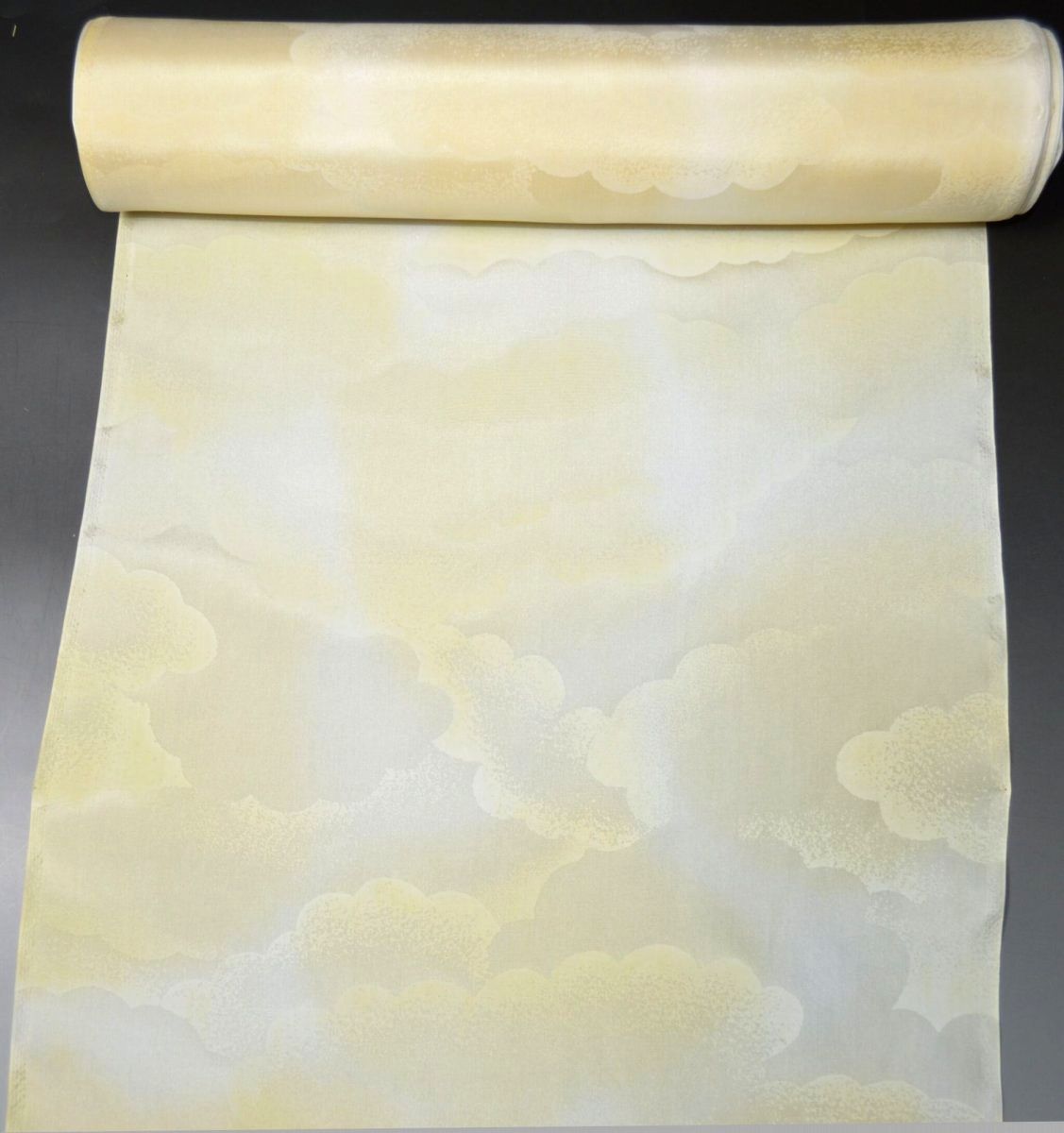 【送料無料】正絹染め長尺羽裏・羽二重生地 No.5305【苅安色（かりやすいろ）色系統】※染めむら・織りキズ・しみなど軽度の難がある品物（女性用）羽織 道行きコート 道中着の裏地にオススメ 羽二重 コート裏 長さ約5.6m巾38cm 二つ折りにして配送で送料無料 ポスト投函