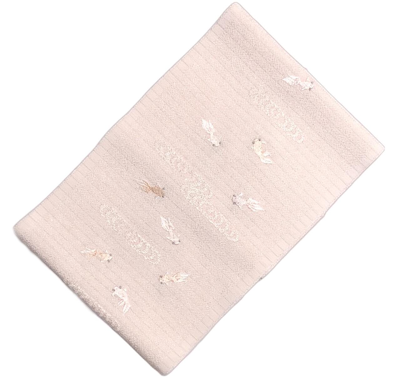 　　素材 本体素材：ポリエステル100％ 着用時期 絽の時期にご利用頂ける 刺繍半襟となります。 入学式・卒業式・振り袖・結婚式 お茶会カジュアル系統に おすすめの品物です。 関連商品 ネットショップ最大級センダイヤの 和装小物コーナー 備考 基本的に難なしの品物となっておりますが 糸浮き等の不具合はある可能性がございますので 予めご了承ください。 大シミ、欠陥があった場合 一週間以内のお品の場合のみ 返品対応させていただきます。 ※一週間を過ぎた場合は対応できかねます。 ディスプレイ、撮影時のカメラの関係上 画像と実物の色が多少 異なる可能性がございます。 ご購入後のお色が異なる等のキャンセルは お断りしておりますので気になる方は ご購入前に必ずご質問ください。