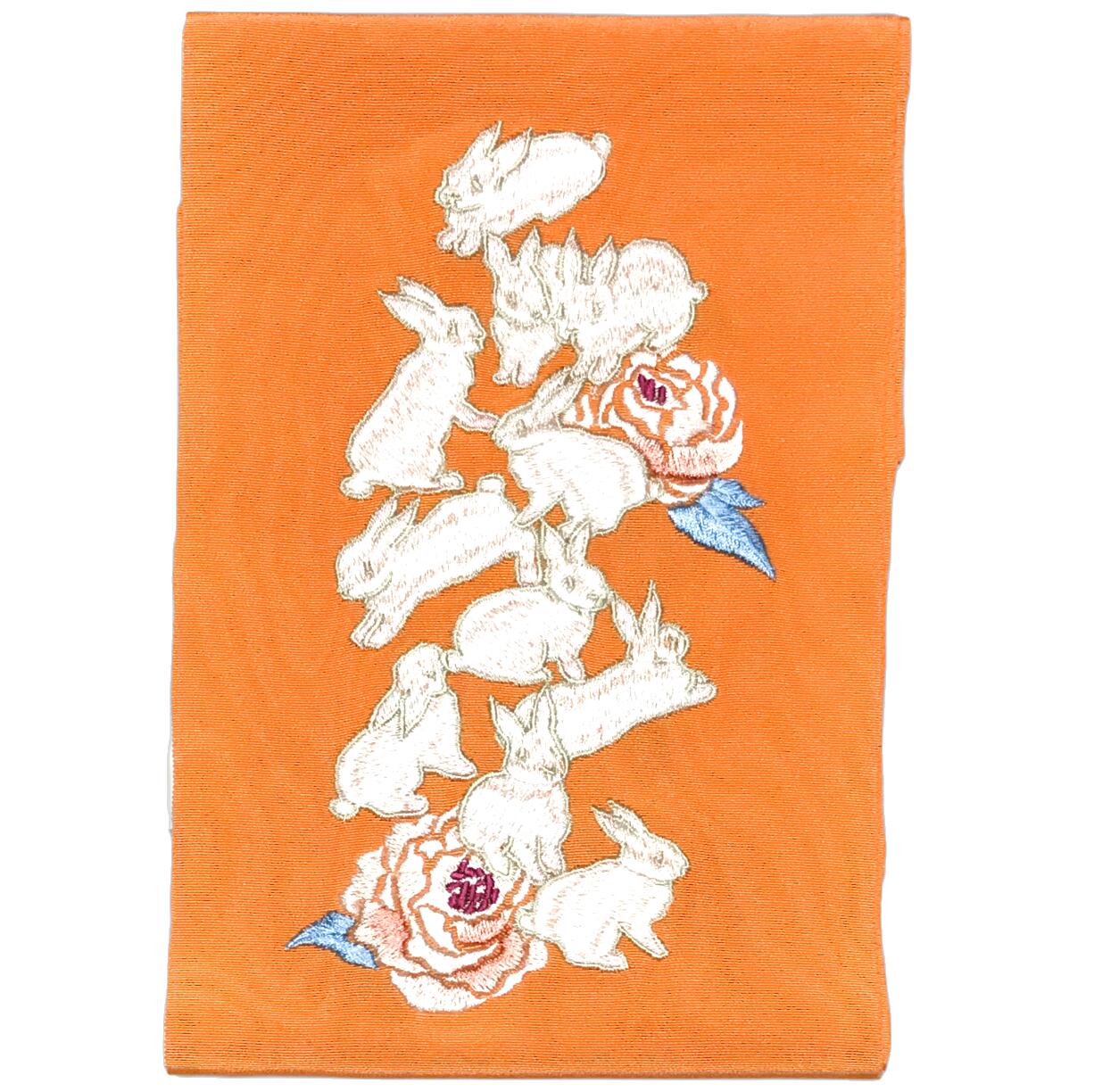 晴れ着にオススメ うさぎとバラ柄の重厚な刺繍入り色半襟生地しっかり正絹素材 橙色系統 兎牡丹柄 No.10036 生地：絹100％ 刺繍糸：レーヨン100％ 日本製品 おしゃれ用にオススメ 絹素材 PPパッケージ はんえり 半襟 半衿 普段着用に おしゃれ着用にオススメ