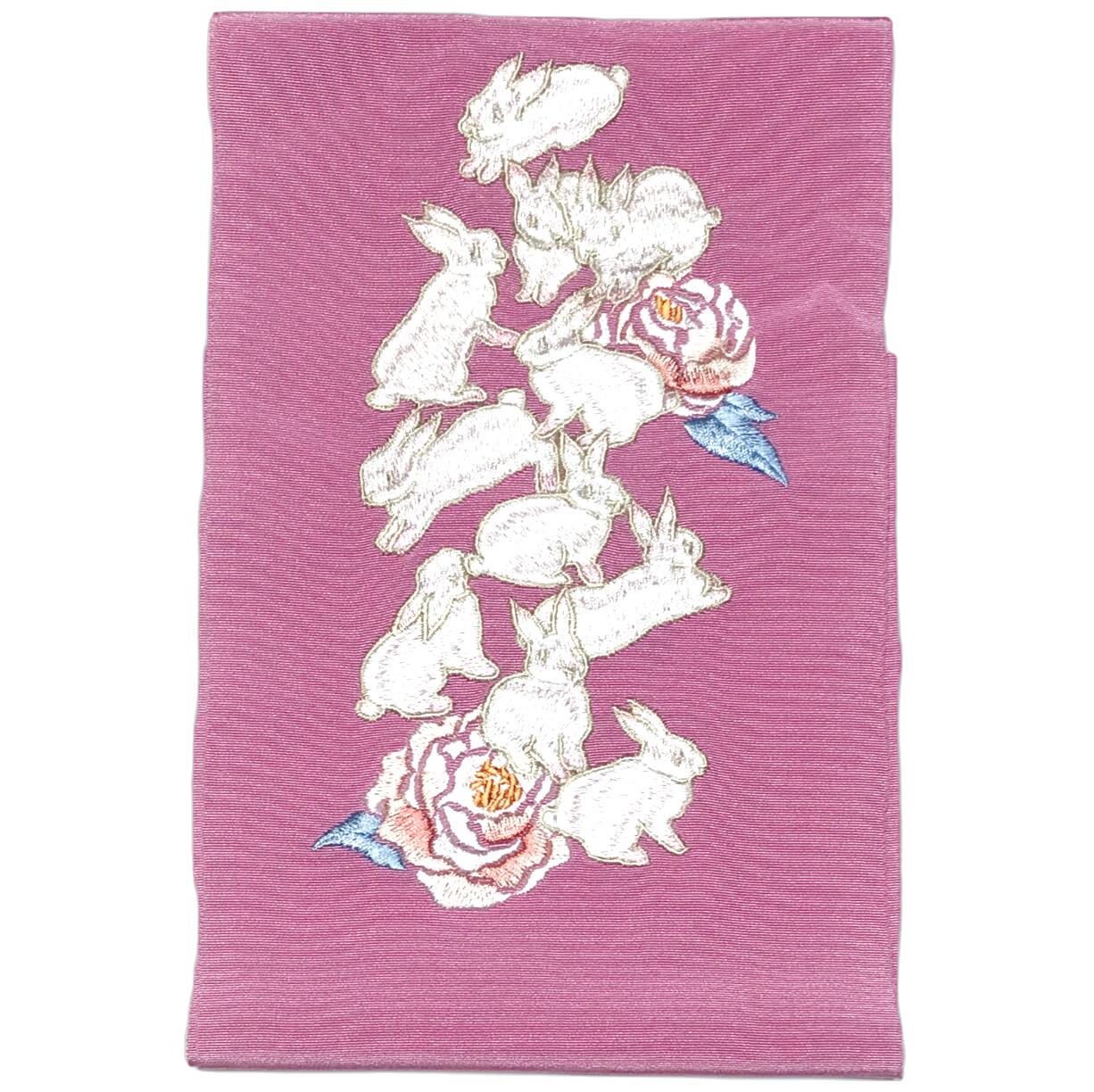 晴れ着にオススメ重厚な刺繍半襟 正絹素材色半襟 ピンク色系統 蝶梅柄 No.10043 生地：絹100％ 刺繍糸：レーヨン100％ 日本製品 おしゃれ用にオススメ 絹素材 PPパッケージ はんえり 半襟 半衿 普段着用に おしゃれ着用にオススメ 練習用にもオススメ お手入れ簡単