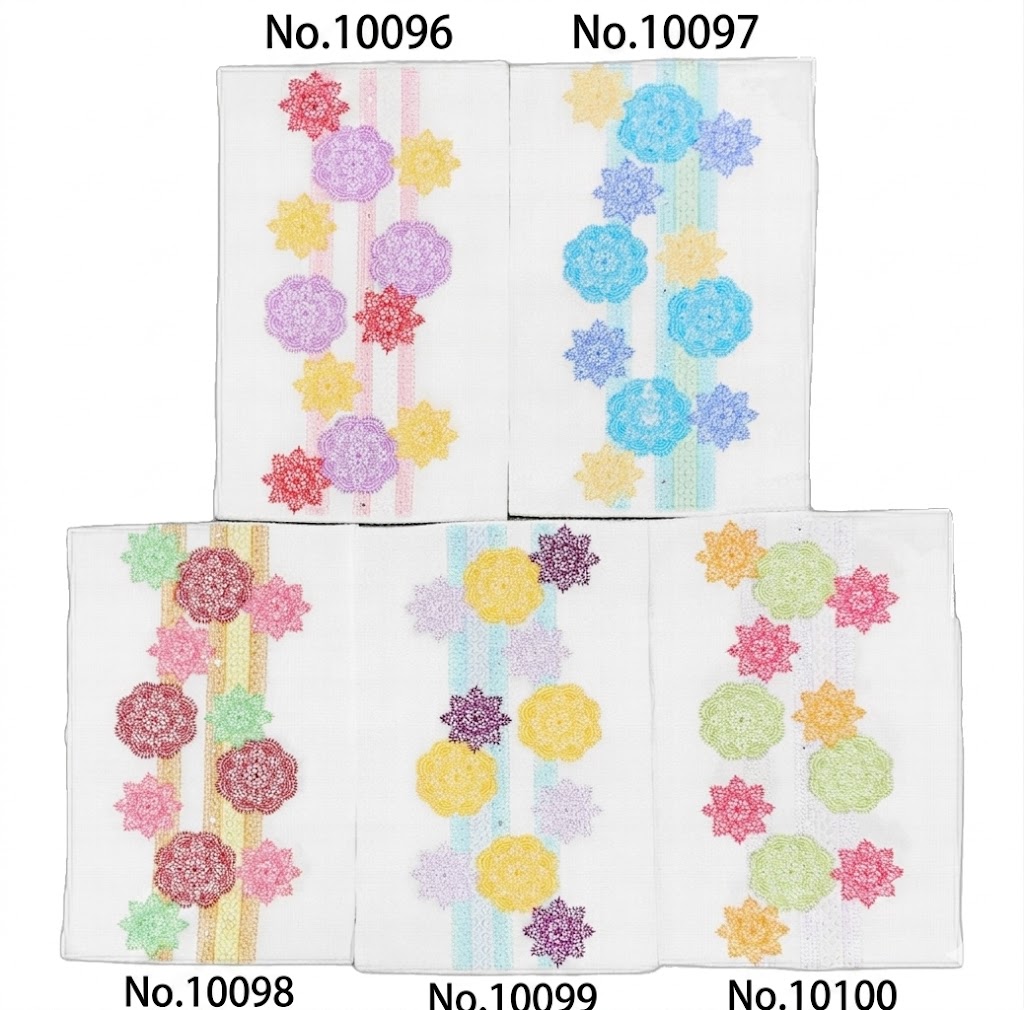 　　No.10096 No.10097 No.10098 No.10099 No.10100 スワロフスキー付 ポリエステル 100％ 刺繍　：レーヨン糸 生地：日本 刺繍：日本（丹後） 商品説明 晴れの日の装いを、ワンランク上の美しさへ。 正絹ならではの上品な艶とやわらかな風合いが、 衿元にさりげない高級感を添えます。 振袖・訪問着・付下げなど幅広いお着物に合わせやすく、 重ねるだけで華やかさがぐっとアップ。 お色替え感覚で印象チェンジも楽しめます。 今だけのお買い得価格でご提供中。 品質にこだわりたい方、初めての重ね衿にもおすすめの一品です。 素材 ポリエステル 100％ 刺繍　レーヨン糸 生地： 日本 刺繍：日本（丹後） 着用可能きもの 振袖・訪問着・付下げ 踊り衣装・舞台衣装 関連商品 振り袖礼装向き和装小物コーナー 備考 大シミ、欠陥があった場合 一週間以内のお品の場合のみ返品対応させていただきます。 ※一週間を過ぎた場合は対応できかねます。 ディスプレイ、撮影時のカメラの関係上 画像と実物の色が多少異なる可能性がございます。 ご購入後のお色が異なる等のキャンセルは お断りしておりますので気になる方は ご購入前に必ずご質問ください。