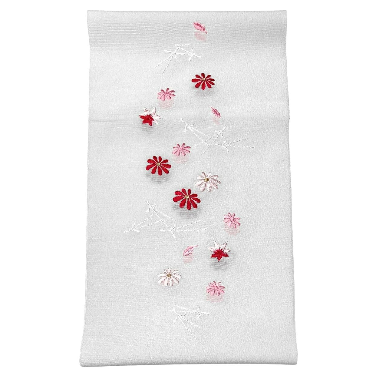 　　晴れの日の装いを、ワンランク上の美しさへ 衿元にさりげない高級感を添える華やかな刺繍半衿です。 振袖・訪問着・付下げなど幅広いお着物に合わせやすく、重ねるだけで華やかさがぐっとアップ！ お色替え感覚で印象チェンジも楽しめます。 今だけのお買い得価格でご提供中！品質にこだわりたい方、初めての半衿にもおすすめの一品です。 No.10153 (地色白色) 素材 本体：ポリエステル100％刺繍：レーヨン糸 産地 日本製 着用可能きもの 振袖・訪問着・付下げ・踊り衣装・舞台衣装 など 【振り袖礼装向き和装小物コーナーはこちら】 【ご注意・備考】 ・大シミ、欠陥があった場合、一週間以内のお品の場合のみ返品対応させていただきます。※一週間を過ぎた場合は対応できかねます。 ・イメージ違い等の返品は不可とさせていただきます。 ・ディスプレイ、撮影時のカメラの関係上、画像と実物の色が多少異なる可能性がございます。ご購入後のお色が異なる等のキャンセルはお断りしておりますので、気になる方はご購入前に必ずご質問ください。