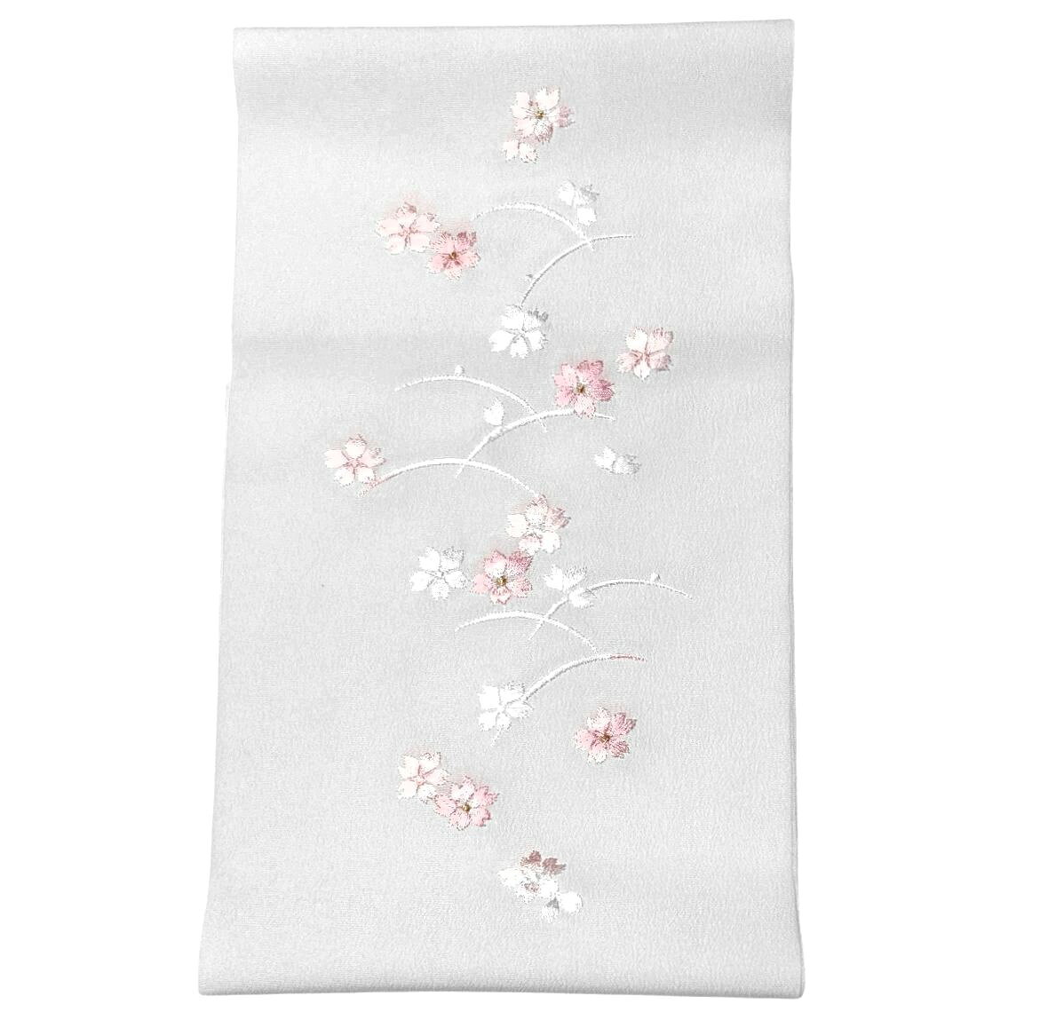 　　晴れの日の装いを、ワンランク上の美しさへ 衿元にさりげない高級感を添える華やかな刺繍半衿です。 振袖・訪問着・付下げなど幅広いお着物に合わせやすく、重ねるだけで華やかさがぐっとアップ！ お色替え感覚で印象チェンジも楽しめます。 今だけのお買い得価格でご提供中！品質にこだわりたい方、初めての半衿にもおすすめの一品です。 No.10154 (地色白色) 素材 本体：ポリエステル100％刺繍：レーヨン糸 産地 日本製 着用可能きもの 振袖・訪問着・付下げ・踊り衣装・舞台衣装 など 【振り袖礼装向き和装小物コーナーはこちら】 【ご注意・備考】 ・大シミ、欠陥があった場合、一週間以内のお品の場合のみ返品対応させていただきます。※一週間を過ぎた場合は対応できかねます。 ・イメージ違い等の返品は不可とさせていただきます。 ・ディスプレイ、撮影時のカメラの関係上、画像と実物の色が多少異なる可能性がございます。ご購入後のお色が異なる等のキャンセルはお断りしておりますので、気になる方はご購入前に必ずご質問ください。