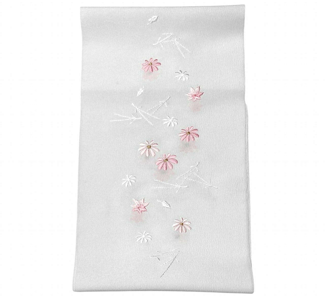 　　晴れの日の装いを、ワンランク上の美しさへ 衿元にさりげない高級感を添える華やかな刺繍半衿です。 振袖・訪問着・付下げなど幅広いお着物に合わせやすく、重ねるだけで華やかさがぐっとアップ！ お色替え感覚で印象チェンジも楽しめます。 今だけのお買い得価格でご提供中！品質にこだわりたい方、初めての半衿にもおすすめの一品です。 No.10155 (地色白色) 素材 本体：ポリエステル100％刺繍：レーヨン糸 産地 日本製 着用可能きもの 振袖・訪問着・付下げ・踊り衣装・舞台衣装 など 【振り袖礼装向き和装小物コーナーはこちら】 【ご注意・備考】 ・大シミ、欠陥があった場合、一週間以内のお品の場合のみ返品対応させていただきます。※一週間を過ぎた場合は対応できかねます。 ・イメージ違い等の返品は不可とさせていただきます。 ・ディスプレイ、撮影時のカメラの関係上、画像と実物の色が多少異なる可能性がございます。ご購入後のお色が異なる等のキャンセルはお断りしておりますので、気になる方はご購入前に必ずご質問ください。