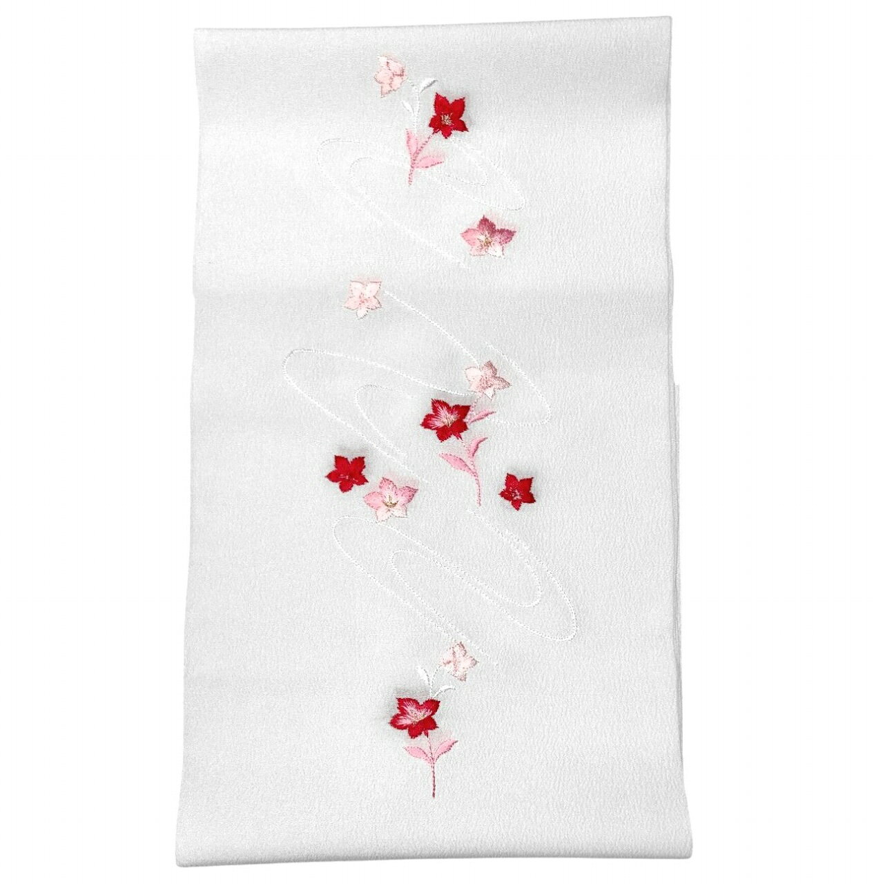 　　晴れの日の装いを、ワンランク上の美しさへ 衿元にさりげない高級感を添える華やかな刺繍半衿です。 振袖・訪問着・付下げなど幅広いお着物に合わせやすく、重ねるだけで華やかさがぐっとアップ！ お色替え感覚で印象チェンジも楽しめます。 今だけのお買い得価格でご提供中！品質にこだわりたい方、初めての半衿にもおすすめの一品です。 No.10156 (地色白色) 素材 本体：ポリエステル100％刺繍：レーヨン糸 産地 日本製 着用可能きもの 振袖・訪問着・付下げ・踊り衣装・舞台衣装 など 【振り袖礼装向き和装小物コーナーはこちら】 【ご注意・備考】 ・大シミ、欠陥があった場合、一週間以内のお品の場合のみ返品対応させていただきます。※一週間を過ぎた場合は対応できかねます。 ・イメージ違い等の返品は不可とさせていただきます。 ・ディスプレイ、撮影時のカメラの関係上、画像と実物の色が多少異なる可能性がございます。ご購入後のお色が異なる等のキャンセルはお断りしておりますので、気になる方はご購入前に必ずご質問ください。