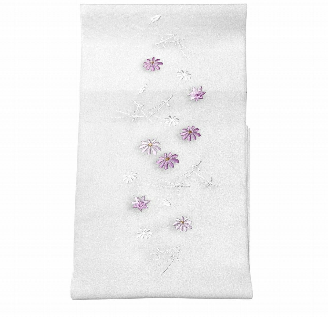 　　晴れの日の装いを、ワンランク上の美しさへ 衿元にさりげない高級感を添える華やかな刺繍半衿です。 振袖・訪問着・付下げなど幅広いお着物に合わせやすく、重ねるだけで華やかさがぐっとアップ！ お色替え感覚で印象チェンジも楽しめます。 今だけのお買い得価格でご提供中！品質にこだわりたい方、初めての半衿にもおすすめの一品です。 No.10157 (地色白色) 素材 本体：ポリエステル100％刺繍：レーヨン糸 産地 日本製 着用可能きもの 振袖・訪問着・付下げ・踊り衣装・舞台衣装 など 【振り袖礼装向き和装小物コーナーはこちら】 【ご注意・備考】 ・大シミ、欠陥があった場合、一週間以内のお品の場合のみ返品対応させていただきます。※一週間を過ぎた場合は対応できかねます。 ・イメージ違い等の返品は不可とさせていただきます。 ・ディスプレイ、撮影時のカメラの関係上、画像と実物の色が多少異なる可能性がございます。ご購入後のお色が異なる等のキャンセルはお断りしておりますので、気になる方はご購入前に必ずご質問ください。