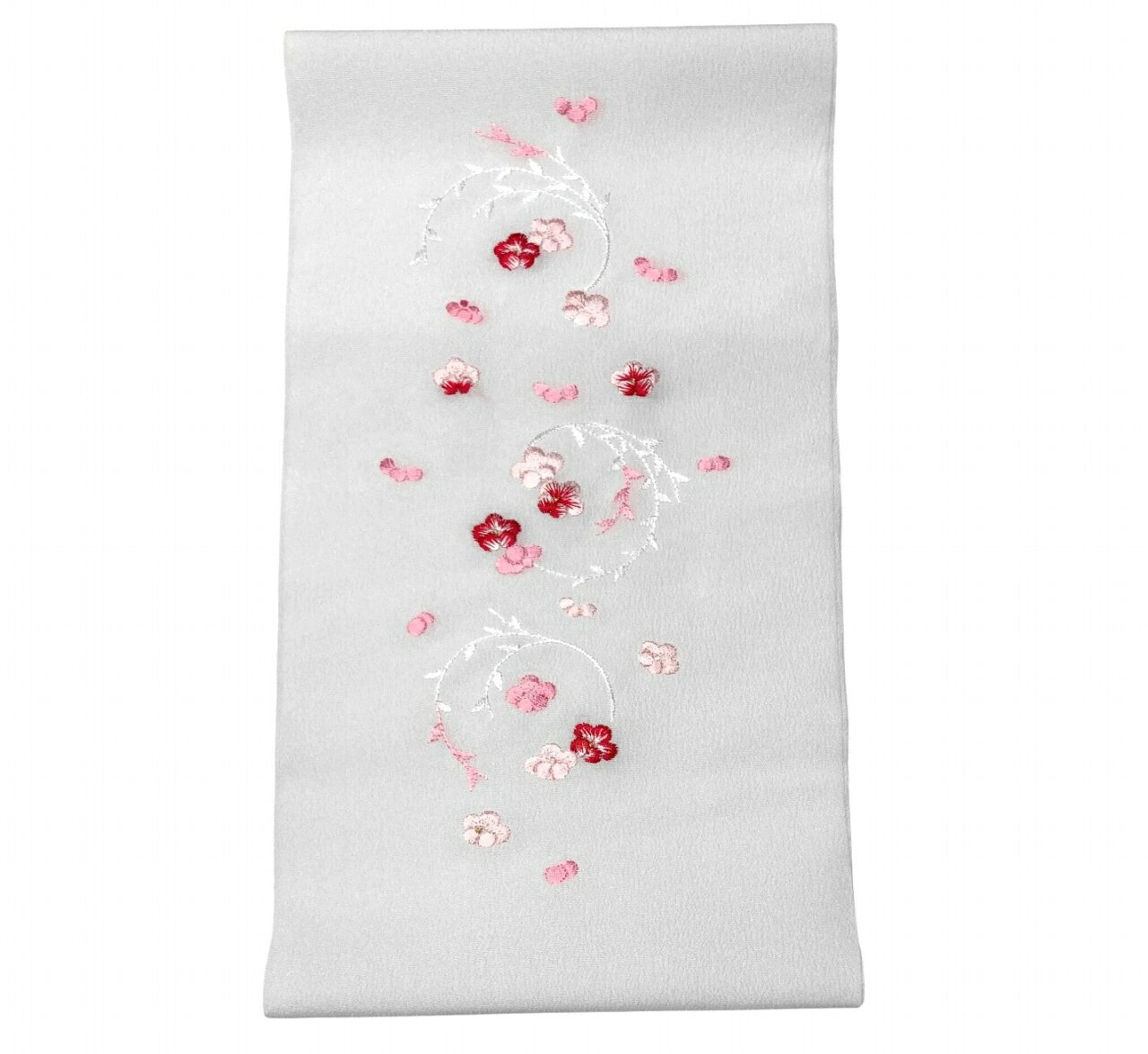 　　晴れの日の装いを、ワンランク上の美しさへ 衿元にさりげない高級感を添える華やかな刺繍半衿です。 振袖・訪問着・付下げなど幅広いお着物に合わせやすく、重ねるだけで華やかさがぐっとアップ！ お色替え感覚で印象チェンジも楽しめます。 今だけのお買い得価格でご提供中！品質にこだわりたい方、初めての半衿にもおすすめの一品です。 No.10159 (地色白色) 素材 本体：ポリエステル100％刺繍：レーヨン糸 産地 日本製 着用可能きもの 振袖・訪問着・付下げ・踊り衣装・舞台衣装 など 【振り袖礼装向き和装小物コーナーはこちら】 【ご注意・備考】 ・大シミ、欠陥があった場合、一週間以内のお品の場合のみ返品対応させていただきます。※一週間を過ぎた場合は対応できかねます。 ・イメージ違い等の返品は不可とさせていただきます。 ・ディスプレイ、撮影時のカメラの関係上、画像と実物の色が多少異なる可能性がございます。ご購入後のお色が異なる等のキャンセルはお断りしておりますので、気になる方はご購入前に必ずご質問ください。