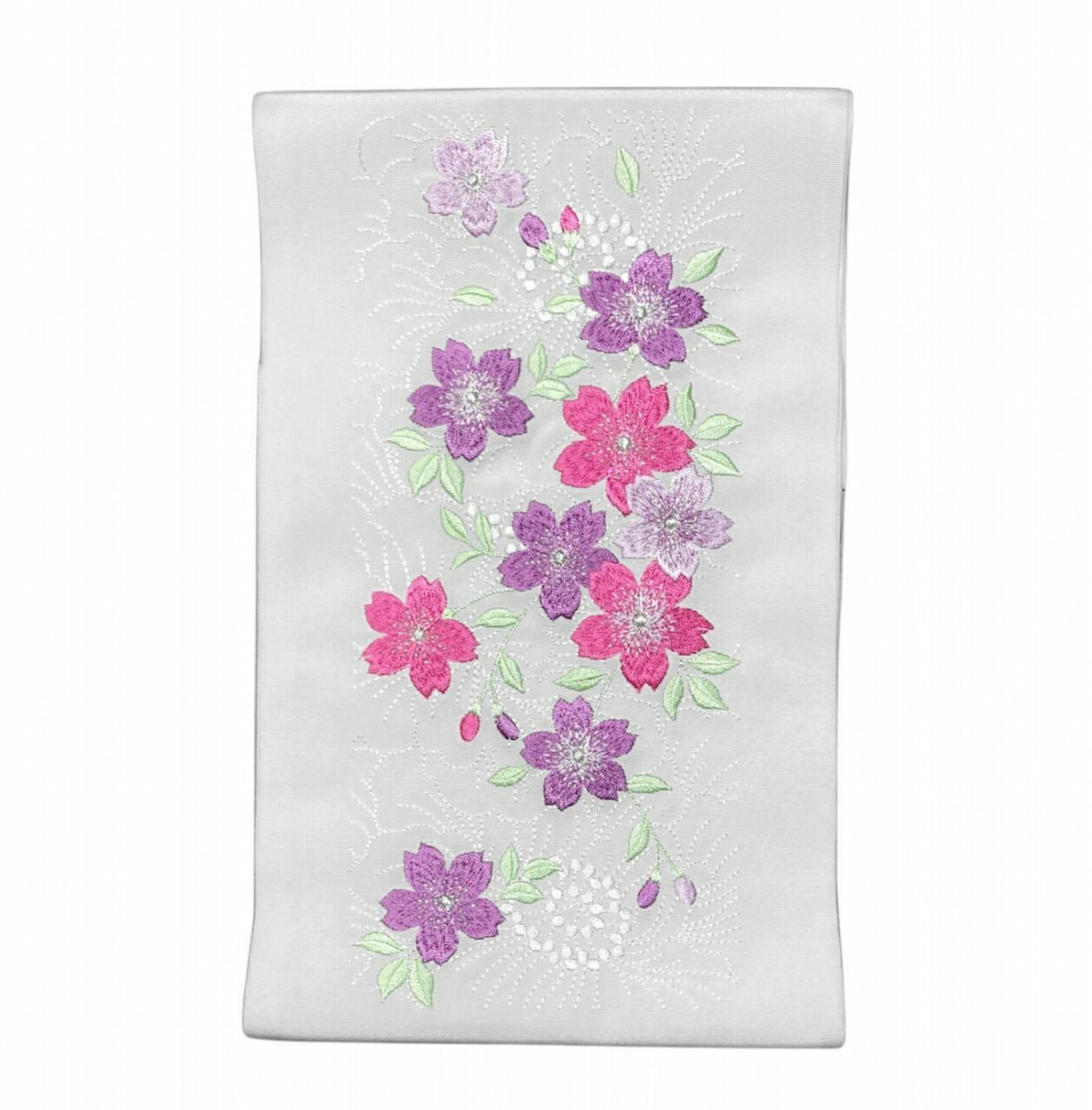 　　豪華な刺繍で衿元を華やかに！リビエラウオームシオゼ 晴れの日の装いを、ワンランク上の美しさへ。 繊細で立体的な豪華刺繍が、衿元にさりげない高級感と彩りを添えます。 振袖・訪問着・付下げなど幅広い礼装用のお着物に合わせやすく、合わせるだけで華やかさがぐっとアップ。 東洋紡糸を使用した高品質な日本製。成人式や卒業式、パーティーや舞台衣装など、特別な日の装いにおすすめの逸品です。 商品詳細スペック 品番・カラー No.10253（地色：白色） 素材 本体生地：ポリエステル100％ ／ 刺繍糸：レーヨン 仕様・企画 日本製（東洋紡糸使用 / リビエラウオームシオゼ） 適応着物 振袖・訪問着・付下げ・踊り衣装・舞台衣装 など 【関連商品】振り袖・礼装向き和装小物コーナーはこちら 【ご注文前の確認事項・返品について】 ・大きなシミや製造上の欠陥があった場合に限り、商品到着後一週間以内のお品物のみ返品・交換対応を承ります。 ※一週間を過ぎた場合やお使いになられたお品物の返品・交換は対応できかねますのでご了承ください。 ・イメージ違いやお色味の認識違い等によるお客様ご都合の返品はお受けいたしかねます。 ・ご覧いただくディスプレイの環境や撮影時の照明の関係上、画像と実物のお色味が多少異なって見える可能性がございます。色味がご不安な場合は、必ずご購入前にお問い合わせください。