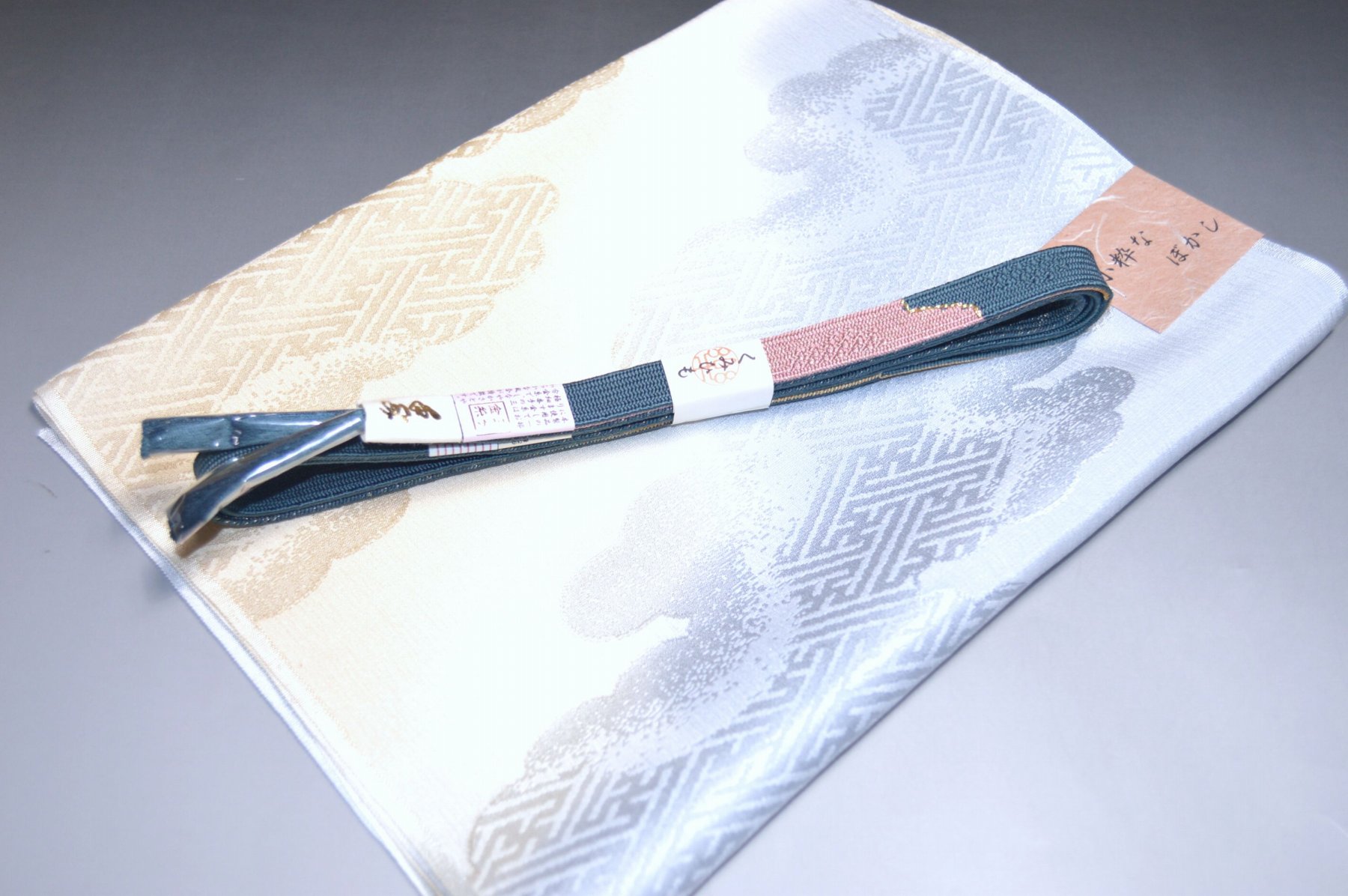 【送料無料】正装用にオススメ 三分金・五分金帯締め帯揚げセット No.24162帯揚げ地色 藍白 あいじろ色系統 正絹 並尺 平組帯締め フォーマル 礼装 お茶会 お食事会 小紋 訪問着 色無地 付下げ 訪問着 色無地 お稽古 訪問着 江戸小紋 色無地 キモノ仙臺屋の和装小物特集