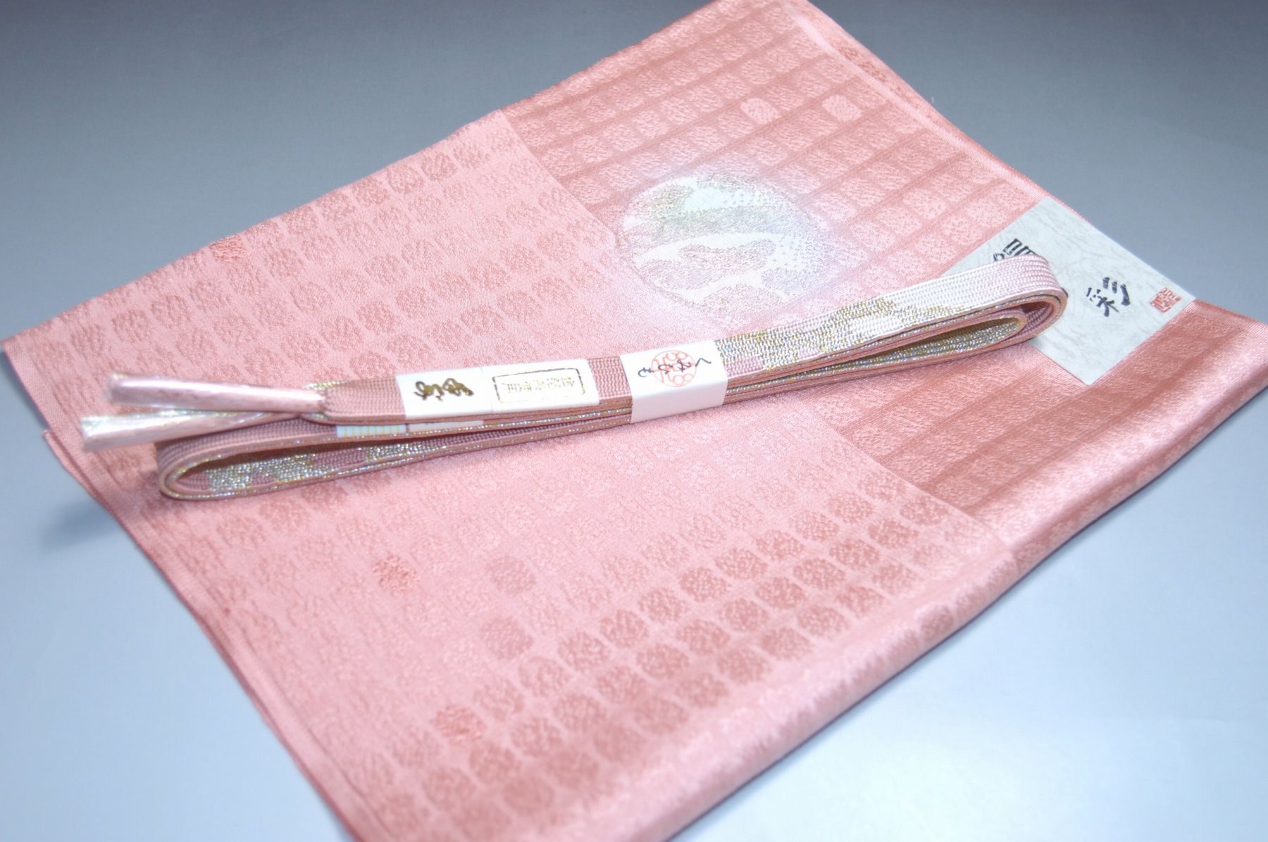 　　素材 絹100％（金糸を除く） 着用可能 きもの 紬・小紋・江戸小紋・色無地 着用可能帯 名古屋帯・しゃれ袋帯 着用時期 袷きもの着用時期と 袷帯着用時に利用できます。 ※夏物着用時期の7月8月と 単衣きものに夏帯を合わせる場合の 6月と9月はご利用頂けません。 関連商品 ネットショップ最大級センダイヤの 帯締め・帯揚げセットコーナー 備考 基本的に難なしの品物となっておりますが 糸浮き等の不具合はある可能性がございますので 予めご了承ください。 大シミ、欠陥があった場合 一週間以内のお品の場合のみ返品対応させていただきます。 ※一週間を過ぎた場合は対応できかねます。 ディスプレイ、撮影時のカメラの関係上 画像と実物の色が多少異なる可能性がございます。 ご購入後のお色が異なる等のキャンセルは お断りしておりますので気になる方はご購入前に必ずご質問ください。