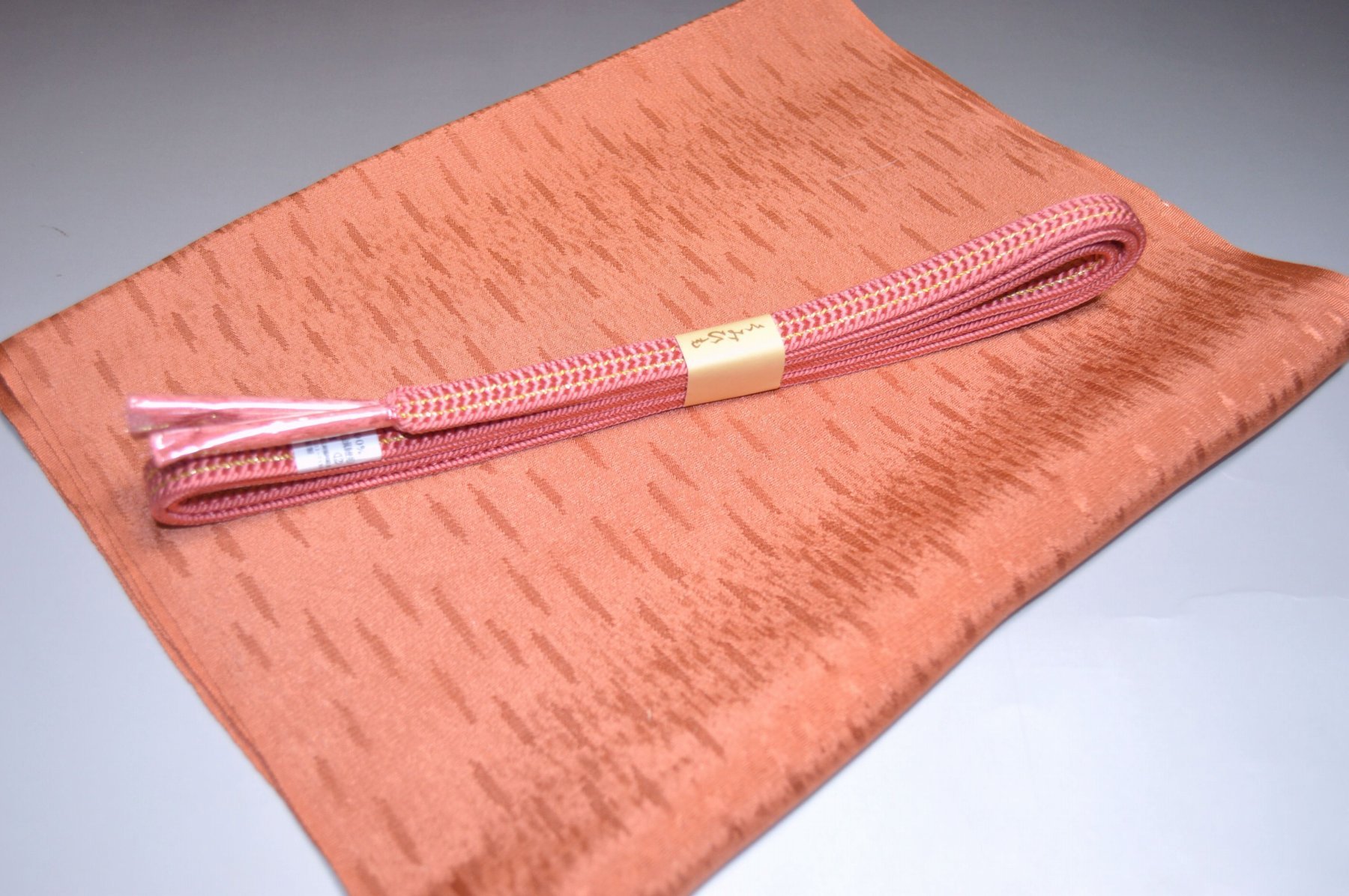 【送料無料】お洒落用にオススメ 帯締め帯揚げセット No.25022帯揚げ地色 洗朱（あらいしゅ）色系統 正絹 並尺 カジュアル 礼装 お茶会 お出掛け お食事会 小紋色 無地 紬 お稽古 普段着 江戸小紋 カジュアルな着物 キモノ仙臺屋の和装小物特集 ポスト投函で送料無料