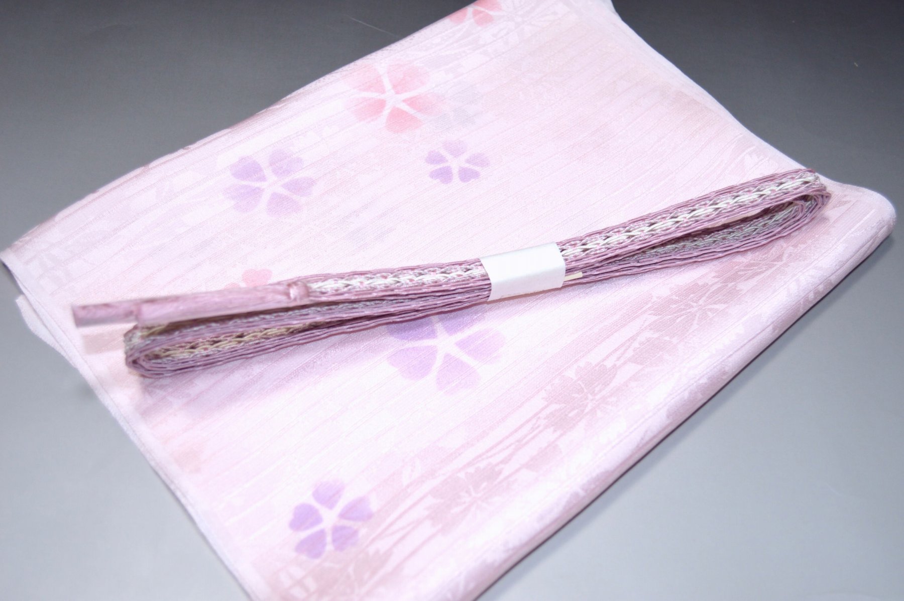白色帯締め・帯揚げ 日本製帯〆帯揚げ 正装向き帯〆・帯揚げ お買い得帯締め・帯揚げ ゆるぎ帯締め・帯揚げ 夏帯〆・帯揚げ お洒落平帯〆・帯揚げ 特選金帯締め・帯揚げ 長尺の帯〆・帯揚げ お洒落帯締め・帯揚げ 箱入り・帯締め帯揚げ 振り袖帯〆・帯揚げ 紗帯〆・帯揚げセット 夏物の長尺帯〆・帯揚げ 重ね衿セール 100円均一セール会場 舞扇コーナー 小袋帯・半幅帯 プライスダウンSALE 帯・きもの・袴セール 帯締めセールコーナー 帯揚げセール 帯留めセール 三分紐セール 半襟セールコーナー 胴裏・八掛・羽裏・端布 草履・バック・set キモノお手入れグッツ 足袋・肌着セール 和装小物セール 　　素材 絹100％（金糸を除く） 着用可能きもの つむぎ・小紋・小紋訪問着・江戸小紋・色無地 付下げ・訪問着 着用可能帯 名古屋帯（セミフォーマル+カジュアル） 京袋名古屋帯・袋帯 着用時期 単衣時期と夏物時期に利用できます。 金糸なしタイプの帯締めを利用しているので 正装用にもおしゃれ着用にもご利用頂ける品物です。 関連商品 ネットショップ最大級センダイヤの 帯締め・帯揚げセットコーナー 備考 基本的に難なしの品物となっておりますが 糸浮き等の不具合はある可能性がございますので 予めご了承ください。 大シミ、欠陥があった場合 一週間以内のお品の場合のみ 返品対応させていただきます。 ※一週間を過ぎた場合は対応できかねます。 ディスプレイ、撮影時のカメラの関係上 画像と実物の色が多少 異なる可能性がございます。 ご購入後のお色が異なる等のキャンセルは お断りしておりますので気になる方は ご購入前に必ずご質問ください。