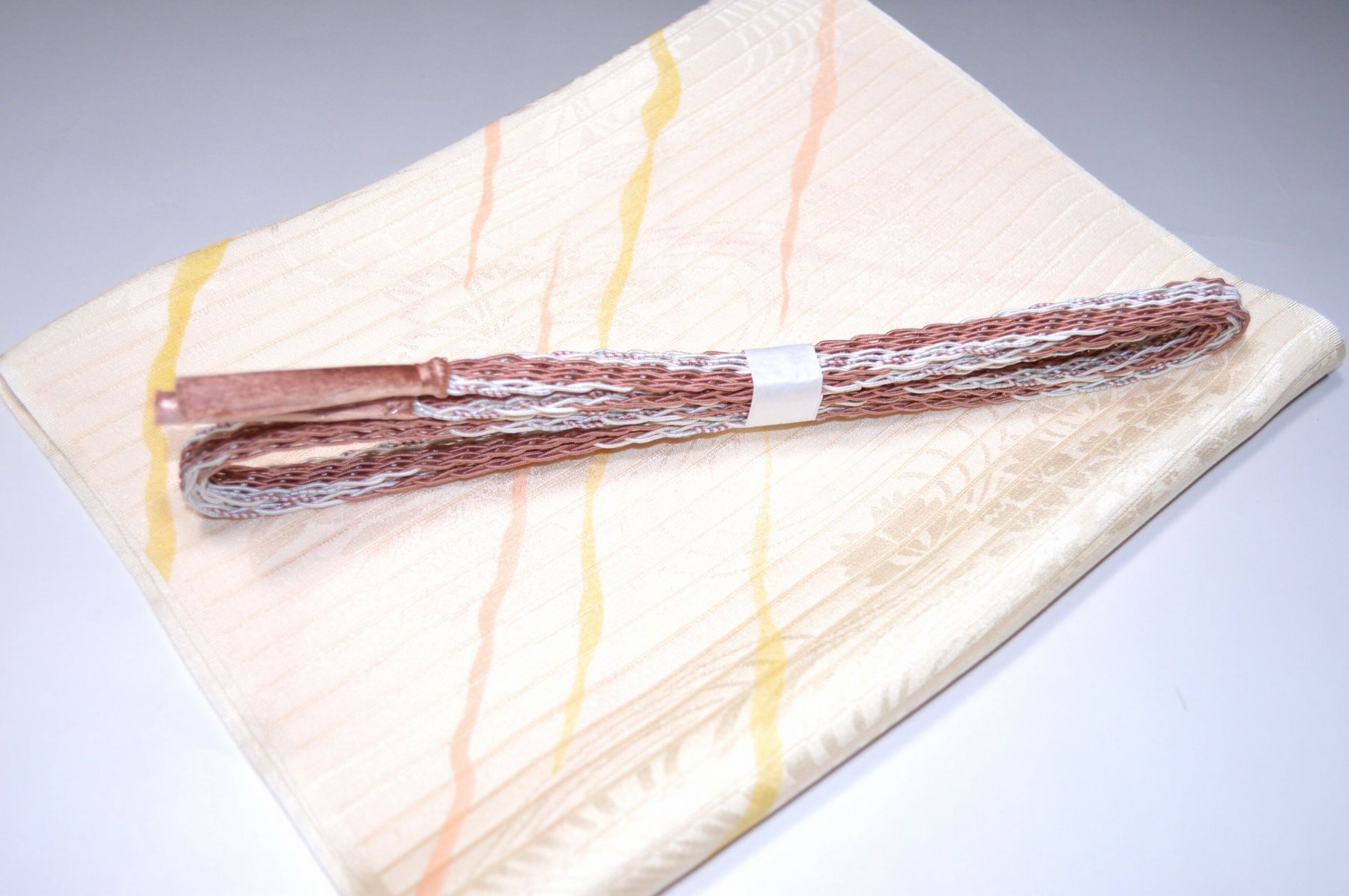 白色帯締め・帯揚げ 日本製帯〆帯揚げ 正装向き帯〆・帯揚げ お買い得帯締め・帯揚げ ゆるぎ帯締め・帯揚げ 夏帯〆・帯揚げ お洒落平帯〆・帯揚げ 特選金帯締め・帯揚げ 長尺の帯〆・帯揚げ お洒落帯締め・帯揚げ 箱入り・帯締め帯揚げ 振り袖帯〆・帯揚げ 紗帯〆・帯揚げセット 夏物の長尺帯〆・帯揚げ 重ね衿セール 100円均一セール会場 舞扇コーナー 小袋帯・半幅帯 プライスダウンSALE 帯・きもの・袴セール 帯締めセールコーナー 帯揚げセール 帯留めセール 三分紐セール 半襟セールコーナー 胴裏・八掛・羽裏・端布 草履・バック・set キモノお手入れグッツ 足袋・肌着セール 和装小物セール 　　素材 絹100％（金糸を除く） 着用可能きもの つむぎ・小紋・小紋訪問着・江戸小紋・色無地 付下げ・訪問着 着用可能帯 名古屋帯（セミフォーマル+カジュアル） 京袋名古屋帯・袋帯 着用時期 単衣時期と夏物時期に利用できます。 金糸なしタイプの帯締めを利用しているので 正装用にもおしゃれ着用にもご利用頂ける品物です。 関連商品 ネットショップ最大級センダイヤの 帯締め・帯揚げセットコーナー 備考 基本的に難なしの品物となっておりますが 糸浮き等の不具合はある可能性がございますので 予めご了承ください。 大シミ、欠陥があった場合 一週間以内のお品の場合のみ 返品対応させていただきます。 ※一週間を過ぎた場合は対応できかねます。 ディスプレイ、撮影時のカメラの関係上 画像と実物の色が多少 異なる可能性がございます。 ご購入後のお色が異なる等のキャンセルは お断りしておりますので気になる方は ご購入前に必ずご質問ください。