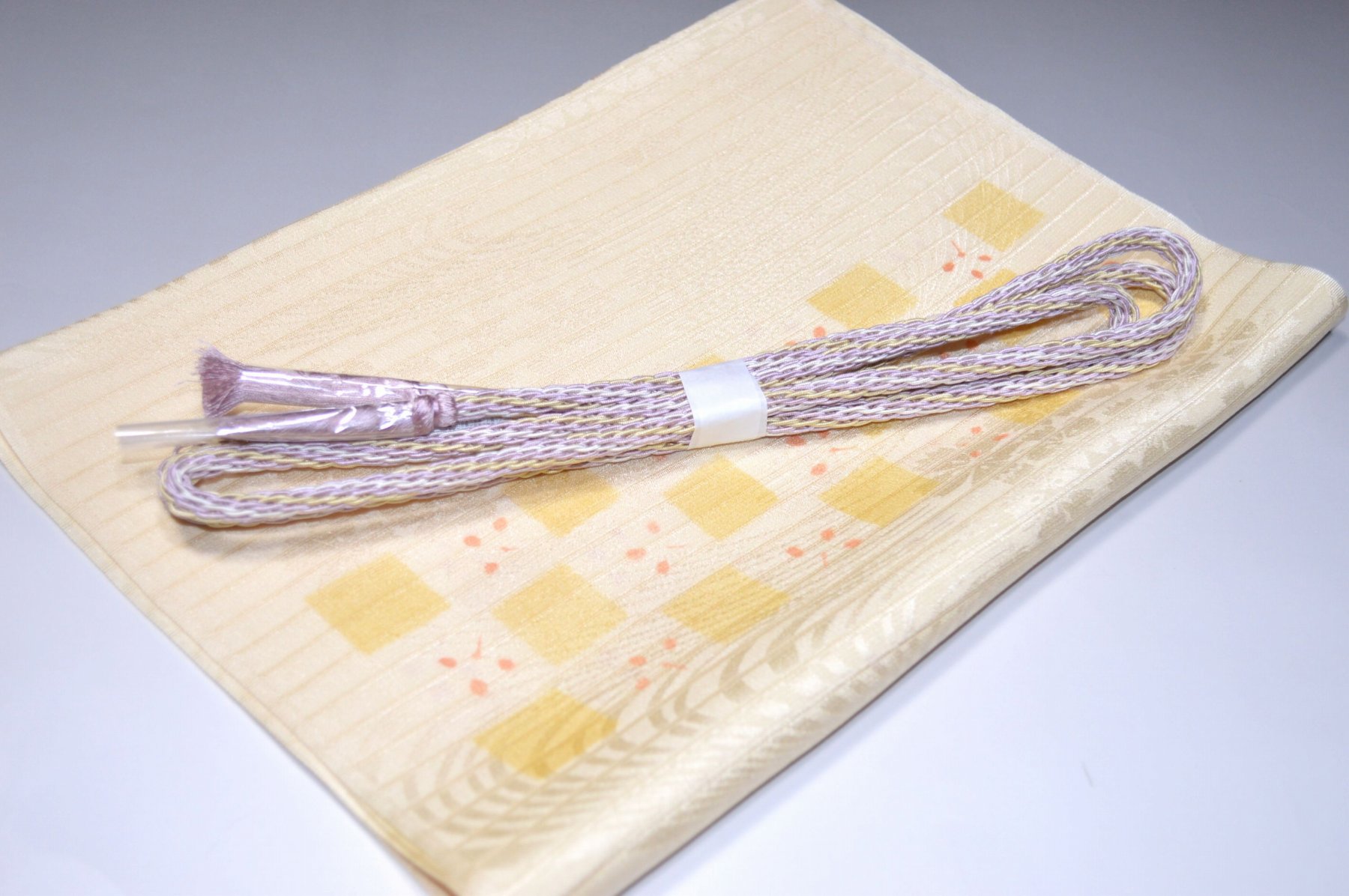 白色帯締め・帯揚げ 日本製帯〆帯揚げ 正装向き帯〆・帯揚げ お買い得帯締め・帯揚げ ゆるぎ帯締め・帯揚げ 夏帯〆・帯揚げ お洒落平帯〆・帯揚げ 特選金帯締め・帯揚げ 長尺の帯〆・帯揚げ お洒落帯締め・帯揚げ 箱入り・帯締め帯揚げ 振り袖帯〆・帯揚げ 紗帯〆・帯揚げセット 夏物の長尺帯〆・帯揚げ 重ね衿セール 100円均一セール会場 舞扇コーナー 小袋帯・半幅帯 プライスダウンSALE 帯・きもの・袴セール 帯締めセールコーナー 帯揚げセール 帯留めセール 三分紐セール 半襟セールコーナー 胴裏・八掛・羽裏・端布 草履・バック・set キモノお手入れグッツ 足袋・肌着セール 和装小物セール 　　素材 絹100％（金糸を除く） 着用可能きもの つむぎ・小紋・小紋訪問着・江戸小紋・色無地 付下げ・訪問着 着用可能帯 名古屋帯（セミフォーマル+カジュアル） 京袋名古屋帯・袋帯 着用時期 単衣時期と夏物時期に利用できます。 金糸なしタイプの帯締めを利用しているので 正装用にもおしゃれ着用にもご利用頂ける品物です。 関連商品 ネットショップ最大級センダイヤの 帯締め・帯揚げセットコーナー 備考 基本的に難なしの品物となっておりますが 糸浮き等の不具合はある可能性がございますので 予めご了承ください。 大シミ、欠陥があった場合 一週間以内のお品の場合のみ 返品対応させていただきます。 ※一週間を過ぎた場合は対応できかねます。 ディスプレイ、撮影時のカメラの関係上 画像と実物の色が多少 異なる可能性がございます。 ご購入後のお色が異なる等のキャンセルは お断りしておりますので気になる方は ご購入前に必ずご質問ください。