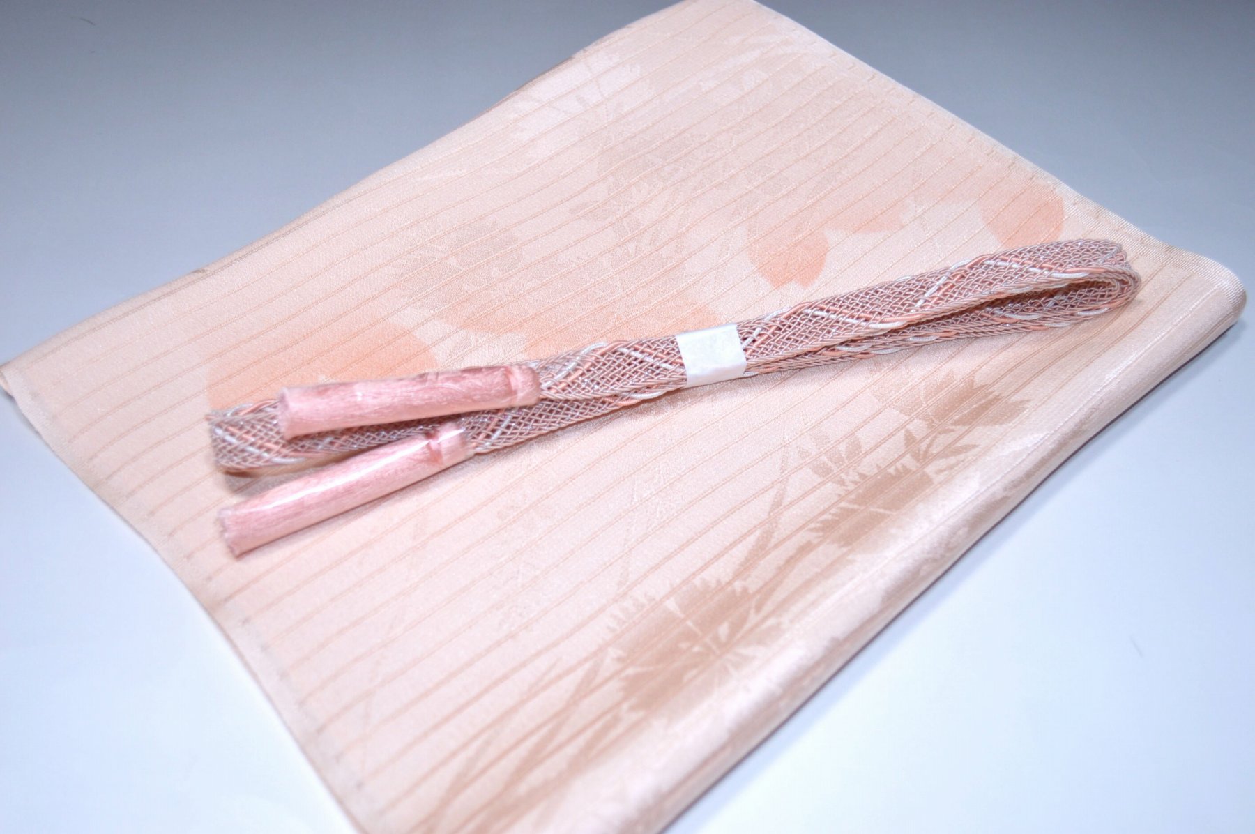 白色帯締め・帯揚げ 日本製帯〆帯揚げ 正装向き帯〆・帯揚げ お買い得帯締め・帯揚げ ゆるぎ帯締め・帯揚げ 夏帯〆・帯揚げ お洒落平帯〆・帯揚げ 特選金帯締め・帯揚げ 長尺の帯〆・帯揚げ お洒落帯締め・帯揚げ 箱入り・帯締め帯揚げ 振り袖帯〆・帯揚げ 紗帯〆・帯揚げセット 夏物の長尺帯〆・帯揚げ 重ね衿セール 100円均一セール会場 舞扇コーナー 小袋帯・半幅帯 プライスダウンSALE 帯・きもの・袴セール 帯締めセールコーナー 帯揚げセール 帯留めセール 三分紐セール 半襟セールコーナー 胴裏・八掛・羽裏・端布 草履・バック・set キモノお手入れグッツ 足袋・肌着セール 和装小物セール 　　素材 絹100％（金糸を除く） 着用可能きもの つむぎ・小紋・小紋訪問着・江戸小紋・色無地 付下げ・訪問着 着用可能帯 名古屋帯（セミフォーマル+カジュアル） 京袋名古屋帯・袋帯 着用時期 単衣時期と夏物時期に利用できます。 金糸なしタイプの帯締めを利用しているので 正装用にもおしゃれ着用にもご利用頂ける品物です。 関連商品 ネットショップ最大級センダイヤの 帯締め・帯揚げセットコーナー 備考 基本的に難なしの品物となっておりますが 糸浮き等の不具合はある可能性がございますので 予めご了承ください。 大シミ、欠陥があった場合 一週間以内のお品の場合のみ 返品対応させていただきます。 ※一週間を過ぎた場合は対応できかねます。 ディスプレイ、撮影時のカメラの関係上 画像と実物の色が多少 異なる可能性がございます。 ご購入後のお色が異なる等のキャンセルは お断りしておりますので気になる方は ご購入前に必ずご質問ください。